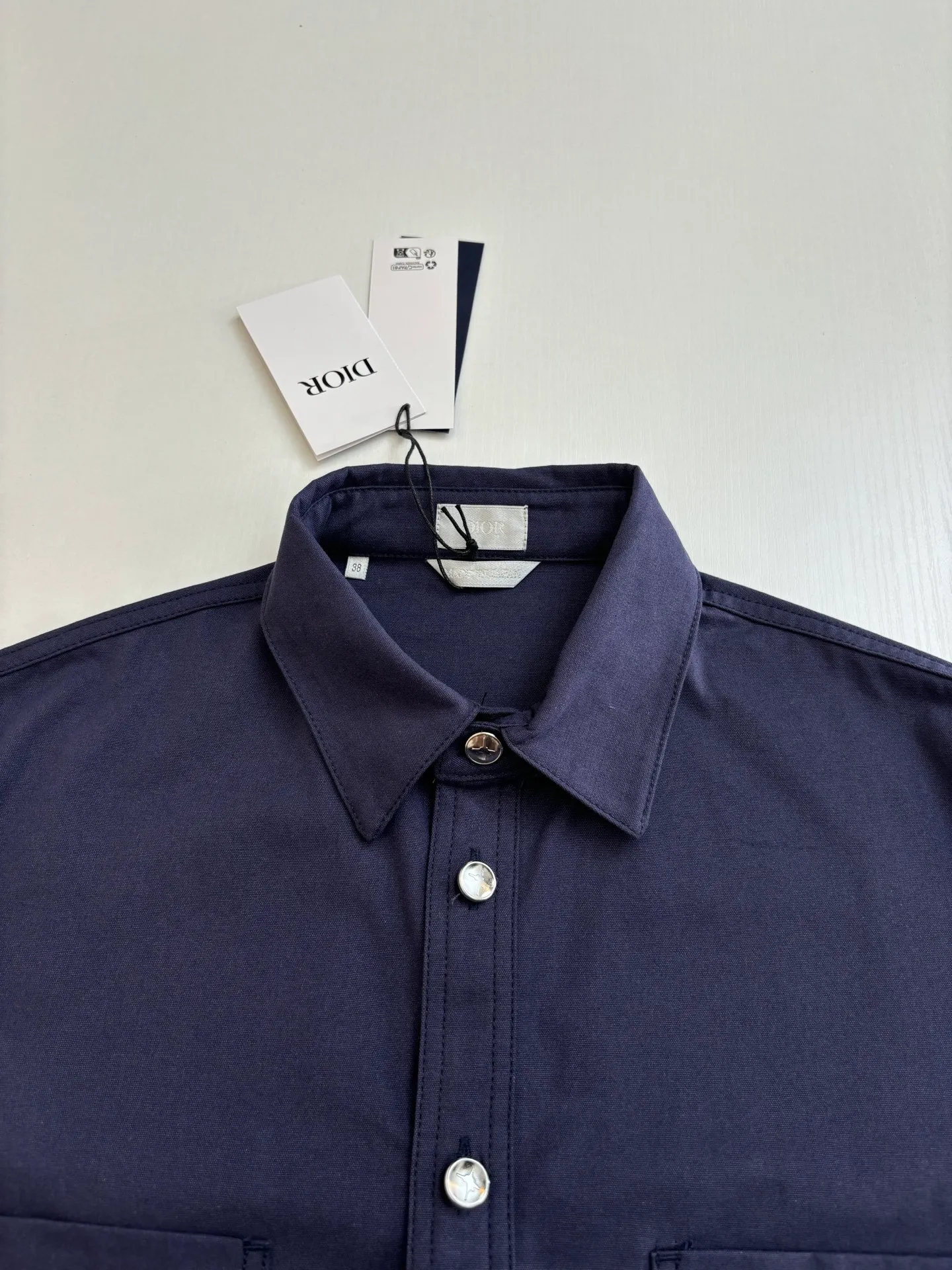 🅿️460 DIO*/Dior 25 autumn and winter new LH Hamilton co-branded embroidered shirt is made of custom-made blue cotton fabric, which feels soft and waxy yet sinewy, not comparable to cheap products! It uses a fabric pre-shrinking and setting machine imported from Italy. It does not deform or shrink no matter how many times it is washed, and the color is firmly locked in. The more I look at it, the more I like it! The chest and trouser legs are decorated with embroidery. Every stitch of the Swiss high-precision embroidery machine is stably and accurately embroidered. The lines of the joint pattern are smooth and the same color as the fabric but has a sense of hierarchy! The old letter printed label on the back waist, high temperature and high pressure "welds" the pattern on the fabric, which can be matched with many types of clothing to create a fashionable look. Customized accessories, complete with three standards
