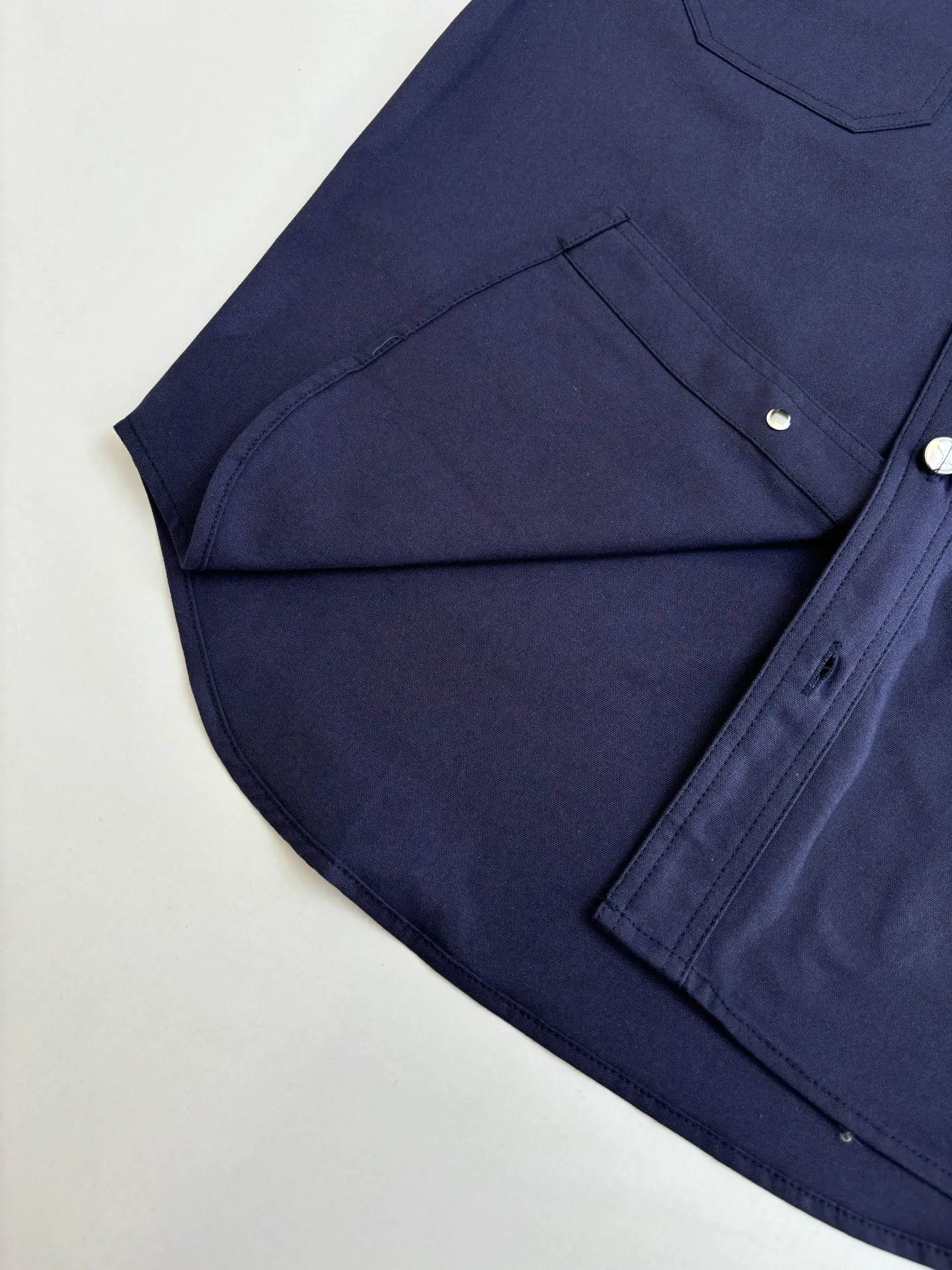 🅿️460 DIO*/Dior 25 autumn and winter new LH Hamilton co-branded embroidered shirt is made of custom-made blue cotton fabric, which feels soft and waxy yet sinewy, not comparable to cheap products! It uses a fabric pre-shrinking and setting machine imported from Italy. It does not deform or shrink no matter how many times it is washed, and the color is firmly locked in. The more I look at it, the more I like it! The chest and trouser legs are decorated with embroidery. Every stitch of the Swiss high-precision embroidery machine is stably and accurately embroidered. The lines of the joint pattern are smooth and the same color as the fabric but has a sense of hierarchy! The old letter printed label on the back waist, high temperature and high pressure "welds" the pattern on the fabric, which can be matched with many types of clothing to create a fashionable look. Customized accessories, complete with three standards