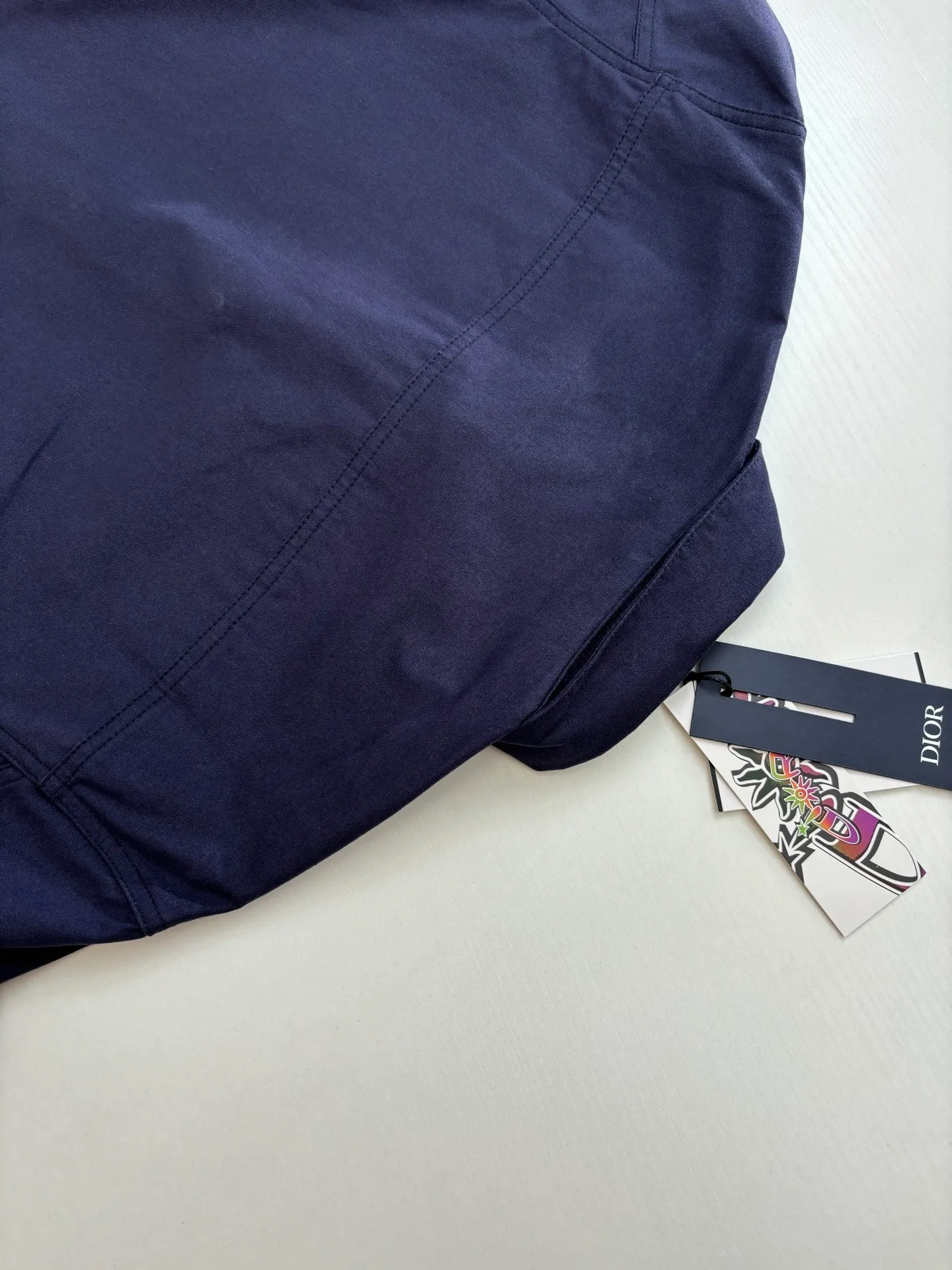 🅿️460 DIO*/Dior 25 autumn and winter new LH Hamilton co-branded embroidered shirt is made of custom-made blue cotton fabric, which feels soft and waxy yet sinewy, not comparable to cheap products! It uses a fabric pre-shrinking and setting machine imported from Italy. It does not deform or shrink no matter how many times it is washed, and the color is firmly locked in. The more I look at it, the more I like it! The chest and trouser legs are decorated with embroidery. Every stitch of the Swiss high-precision embroidery machine is stably and accurately embroidered. The lines of the joint pattern are smooth and the same color as the fabric but has a sense of hierarchy! The old letter printed label on the back waist, high temperature and high pressure "welds" the pattern on the fabric, which can be matched with many types of clothing to create a fashionable look. Customized accessories, complete with three standards