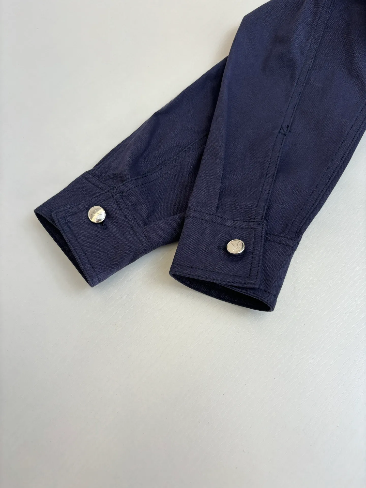 🅿️460 DIO*/Dior 25 autumn and winter new LH Hamilton co-branded embroidered shirt is made of custom-made blue cotton fabric, which feels soft and waxy yet sinewy, not comparable to cheap products! It uses a fabric pre-shrinking and setting machine imported from Italy. It does not deform or shrink no matter how many times it is washed, and the color is firmly locked in. The more I look at it, the more I like it! The chest and trouser legs are decorated with embroidery. Every stitch of the Swiss high-precision embroidery machine is stably and accurately embroidered. The lines of the joint pattern are smooth and the same color as the fabric but has a sense of hierarchy! The old letter printed label on the back waist, high temperature and high pressure "welds" the pattern on the fabric, which can be matched with many types of clothing to create a fashionable look. Customized accessories, complete with three standards