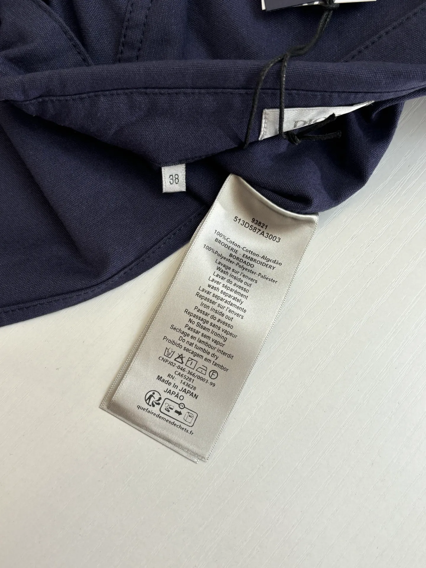 🅿️460 DIO*/Dior 25 autumn and winter new LH Hamilton co-branded embroidered shirt is made of custom-made blue cotton fabric, which feels soft and waxy yet sinewy, not comparable to cheap products! It uses a fabric pre-shrinking and setting machine imported from Italy. It does not deform or shrink no matter how many times it is washed, and the color is firmly locked in. The more I look at it, the more I like it! The chest and trouser legs are decorated with embroidery. Every stitch of the Swiss high-precision embroidery machine is stably and accurately embroidered. The lines of the joint pattern are smooth and the same color as the fabric but has a sense of hierarchy! The old letter printed label on the back waist, high temperature and high pressure "welds" the pattern on the fabric, which can be matched with many types of clothing to create a fashionable look. Customized accessories, complete with three standards