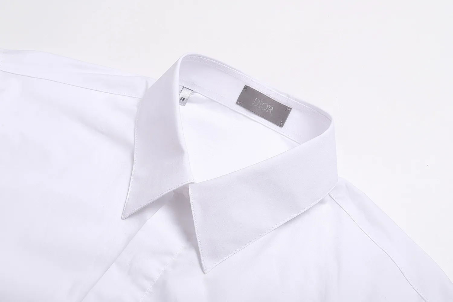 🅿️410 [Exclusive supply] CD 25SS pocket label long-sleeved shirt. Original purchase and development for 7,800. The fabric is made of cotton poplin satin fabric, 75D interlining, artificial overlocking, artificial patching, and customized 1:1 accessories. The overall wiring is straight and delicate, the fabric is comfortable and soft, and the color is consistent without color difference. It can be matched with the same style to create a fashionable look and control various occasions. Customized accessories, complete with three standards, same style for men and women! Size:36-38-40-42