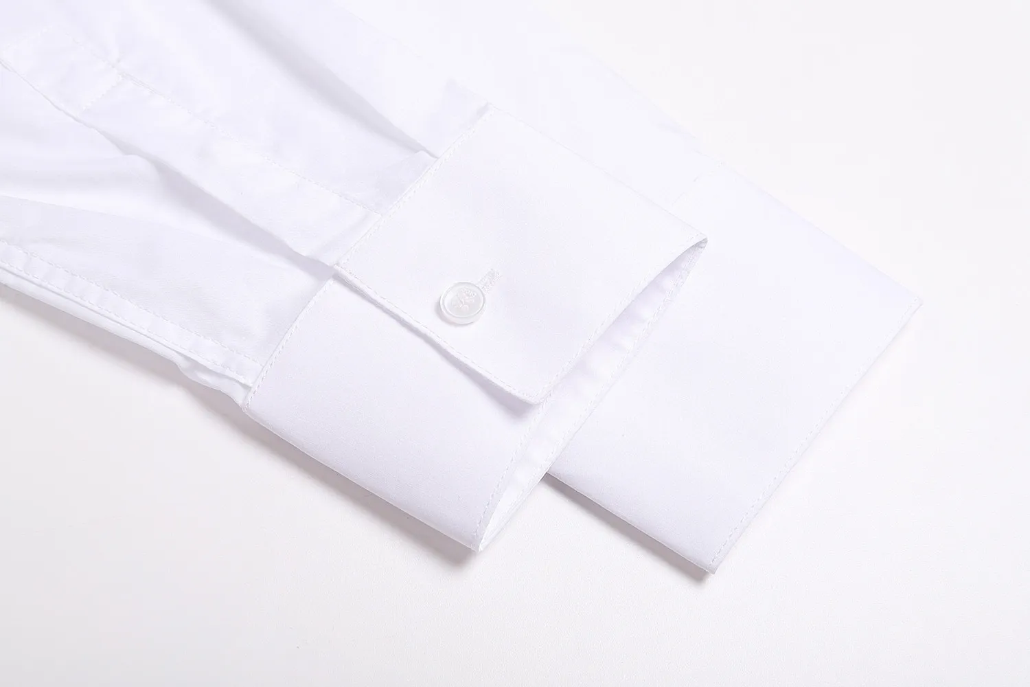 🅿️410 [Exclusive supply] CD 25SS pocket label long-sleeved shirt. Original purchase and development for 7,800. The fabric is made of cotton poplin satin fabric, 75D interlining, artificial overlocking, artificial patching, and customized 1:1 accessories. The overall wiring is straight and delicate, the fabric is comfortable and soft, and the color is consistent without color difference. It can be matched with the same style to create a fashionable look and control various occasions. Customized accessories, complete with three standards, same style for men and women! Size:36-38-40-42