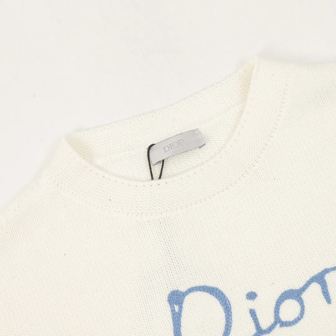 🅿️540 Dior letter embroidered knitted sweater, originally purchased for 13,500 and developed. The fabric is made of 16-count single yarn fabric. This fabric is woven from blended cotton yarn. When paired with a 7-needle machine, the effect is more three-dimensional. The embroidery uses 3D three-dimensional cotton thread embroidery. The embroidery technology is high-density and the number of stitches is sufficient to prevent linting, and the upper body effect is more high-end. This sweater displays the Dior For My Real Friends logo from the DIOR AND HYLTON NEL collaboration. Crafted from blue cotton-blend jersey, it has a regular fit with ribbed details and embroidery on the chest for added style. Size s-l