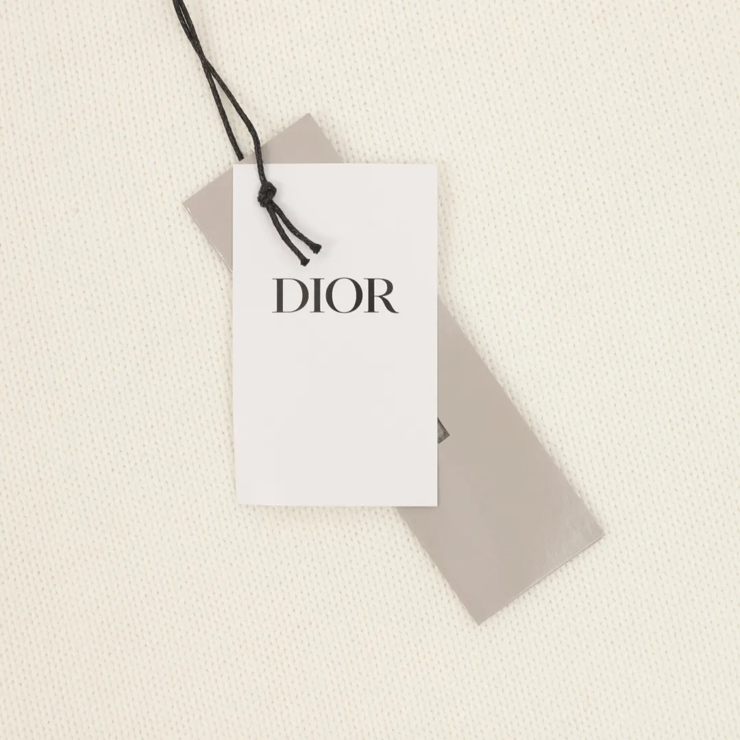 🅿️540 Dior letter embroidered knitted sweater, originally purchased for 13,500 and developed. The fabric is made of 16-count single yarn fabric. This fabric is woven from blended cotton yarn. When paired with a 7-needle machine, the effect is more three-dimensional. The embroidery uses 3D three-dimensional cotton thread embroidery. The embroidery technology is high-density and the number of stitches is sufficient to prevent linting, and the upper body effect is more high-end. This sweater displays the Dior For My Real Friends logo from the DIOR AND HYLTON NEL collaboration. Crafted from blue cotton-blend jersey, it has a regular fit with ribbed details and embroidery on the chest for added style. Size s-l