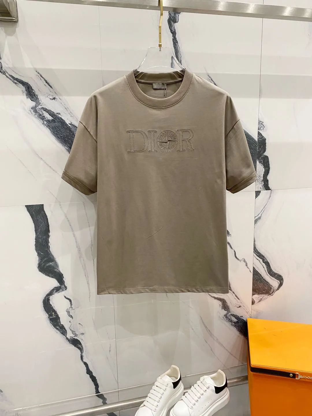 🅿️180 DIOR 260g round neck short-sleeved T-shirt, co-branded Stone Island & Dior letter embroidery🪡LOGO official synchronization, high version, high quality, fashionable personality, versatile trend, pure original quality, original fabric, tag, collar label, washed wheat, complete three standards, color: black, apricot, gray. Size: XS-L