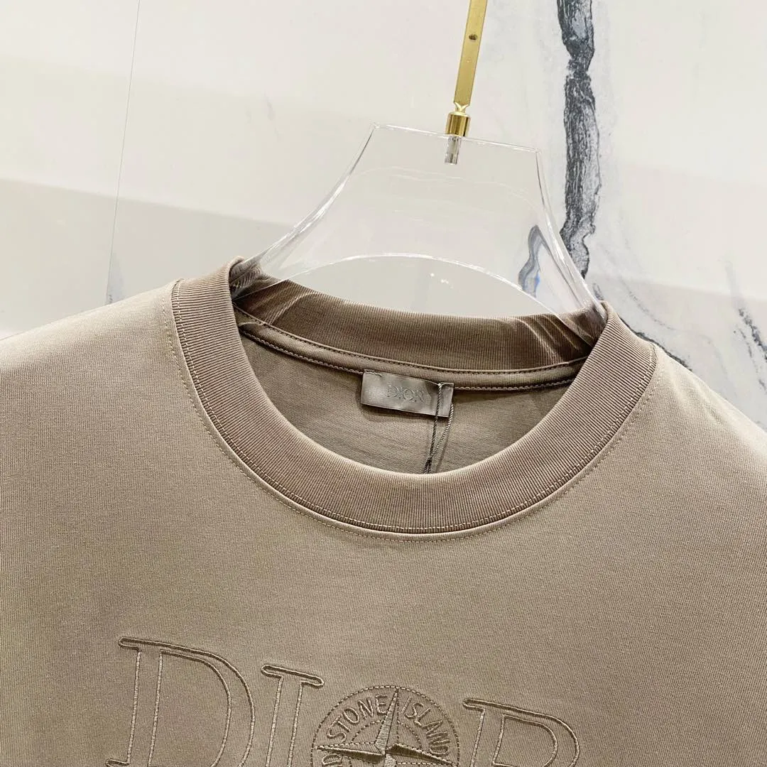 🅿️180 DIOR 260g round neck short-sleeved T-shirt, co-branded Stone Island & Dior letter embroidery🪡LOGO official synchronization, high version, high quality, fashionable personality, versatile trend, pure original quality, original fabric, tag, collar label, washed wheat, complete three standards, color: black, apricot, gray. Size: XS-L