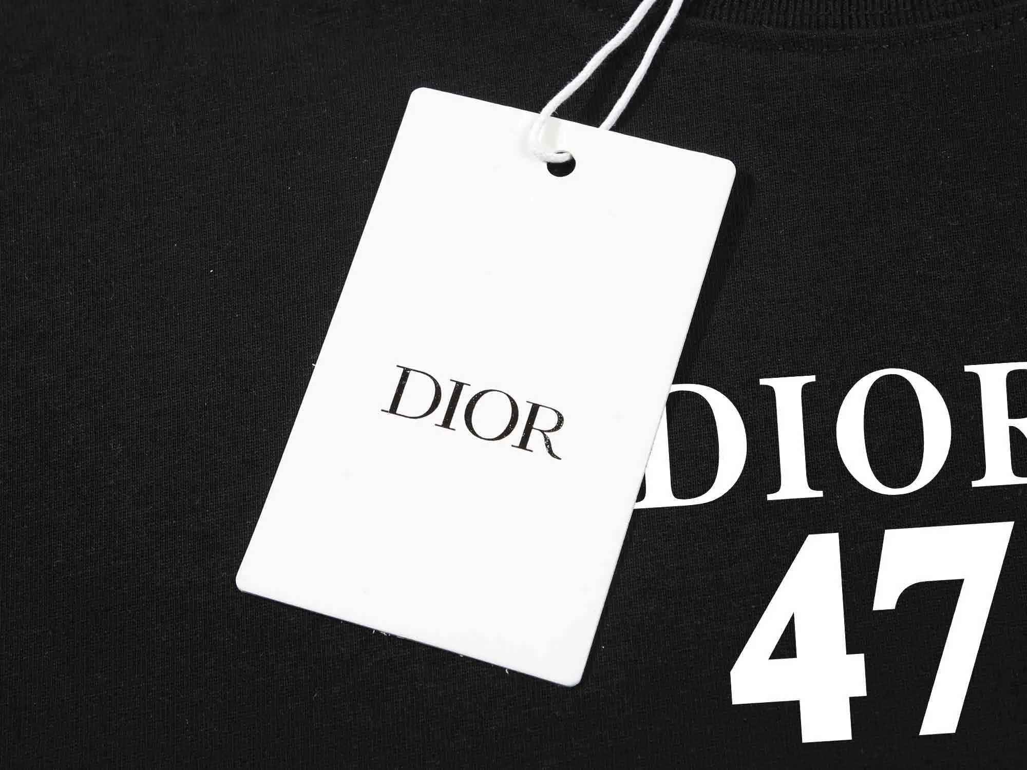 🅿️170 DIOR printed letters‼ ️Short-sleeved T-shirt® *Customized 280g cotton fabric, the fabric is soft, skin-friendly and comfortable *Laminated letter logo on the front *A very simple and elegant one that is unparalleled in terms of upper body comfort, interpreting your luxury and taste, and creating your fashionable charm. ⚠️Washing method: It is recommended to dry clean or wrap the reverse side in a laundry bag and machine wash it quickly in cold water and let it dry naturally! ⚠️ Unisex style 𝐂𝐎𝐋𝐎𝐔𝐑: White Black 𝐒𝐈𝐙𝐄: S-XL