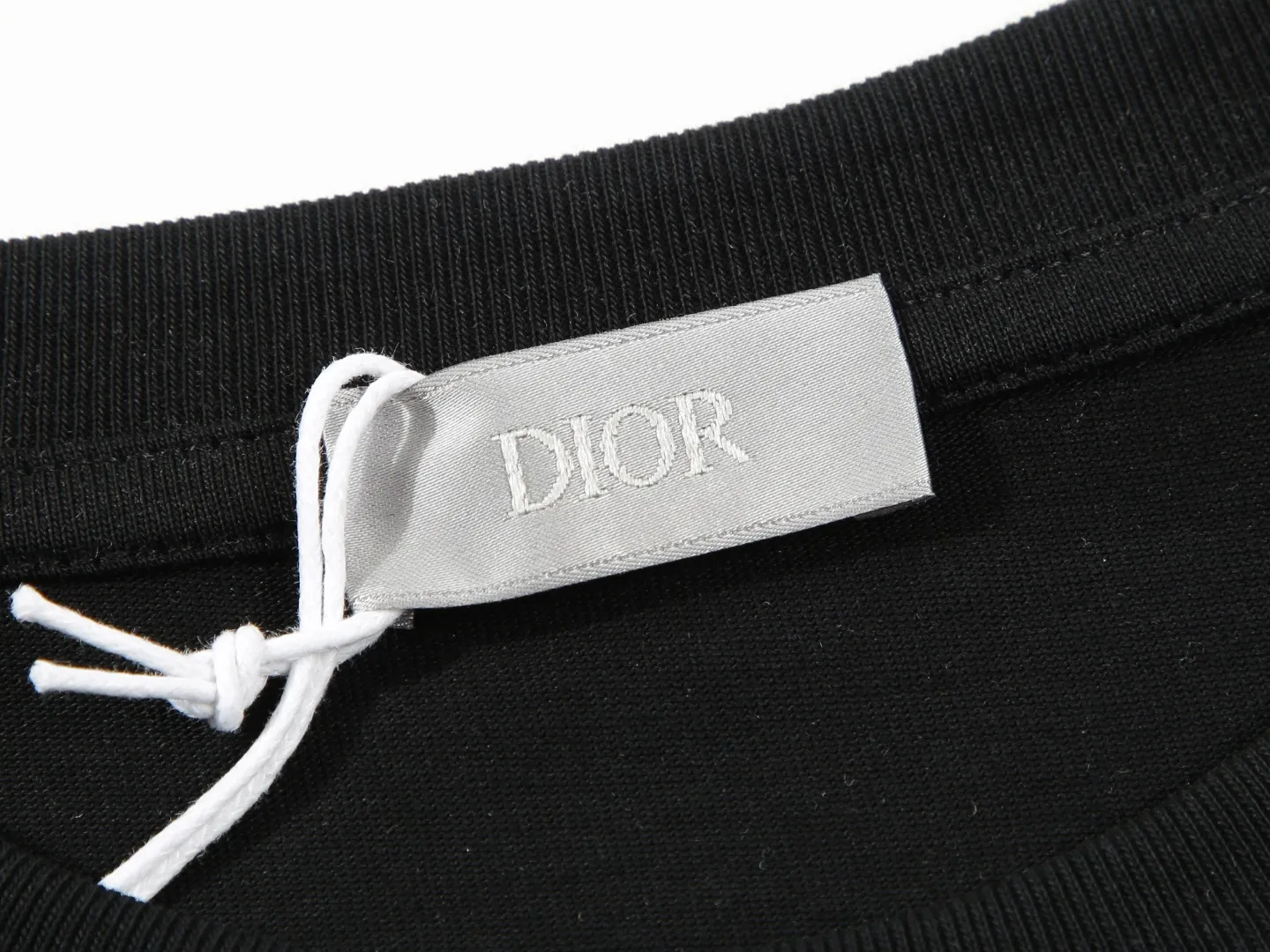 🅿️170 DIOR printed letters‼ ️Short-sleeved T-shirt® *Customized 280g cotton fabric, the fabric is soft, skin-friendly and comfortable *Laminated letter logo on the front *A very simple and elegant one that is unparalleled in terms of upper body comfort, interpreting your luxury and taste, and creating your fashionable charm. ⚠️Washing method: It is recommended to dry clean or wrap the reverse side in a laundry bag and machine wash it quickly in cold water and let it dry naturally! ⚠️ Unisex style 𝐂𝐎𝐋𝐎𝐔𝐑: White Black 𝐒𝐈𝐙𝐄: S-XL