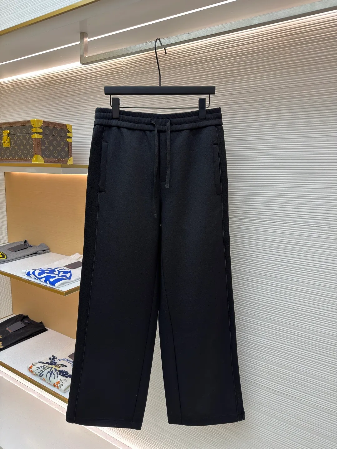 Dior jersey Oblique printed straight trousers ●Original version: Purchased and developed for 19500 ●Item number: 1682289-A90 ●Material: knitted fabric ●Technology: Printed production ●Color: black ●Version: Fitted version ●Weight: about 845 grams ●Size: S-M-L-XL ●Description: Made of navy blue cotton blend jersey fabric, sleeves decorated with Oblique Printed panels and side welt pockets make it unique. Wear with trousers from the collection. Sleeves decorated with Oblique print panels. Stand collar. Two-way zip fastening with Dior signature zip pull. Ribbed cuffs and hem. Body: 38% cotton, 32% polyester, 30% nylon. Lining: 51% cotton, 49% viscose. The overall wiring is straight and delicate, the fabric is comfortable and soft, and the color is consistent without color difference. It can be matched with the same style to create a fashionable look and control various occasions. Customized accessories, complete with three standards, same style for men and women!