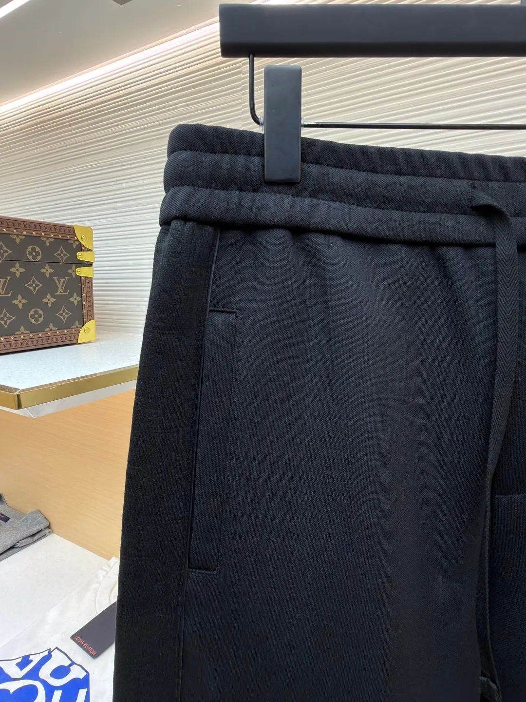 Dior jersey Oblique printed straight trousers ●Original version: Purchased and developed for 19500 ●Item number: 1682289-A90 ●Material: knitted fabric ●Technology: Printed production ●Color: black ●Version: Fitted version ●Weight: about 845 grams ●Size: S-M-L-XL ●Description: Made of navy blue cotton blend jersey fabric, sleeves decorated with Oblique Printed panels and side welt pockets make it unique. Wear with trousers from the collection. Sleeves decorated with Oblique print panels. Stand collar. Two-way zip fastening with Dior signature zip pull. Ribbed cuffs and hem. Body: 38% cotton, 32% polyester, 30% nylon. Lining: 51% cotton, 49% viscose. The overall wiring is straight and delicate, the fabric is comfortable and soft, and the color is consistent without color difference. It can be matched with the same style to create a fashionable look and control various occasions. Customized accessories, complete with three standards, same style for men and women!