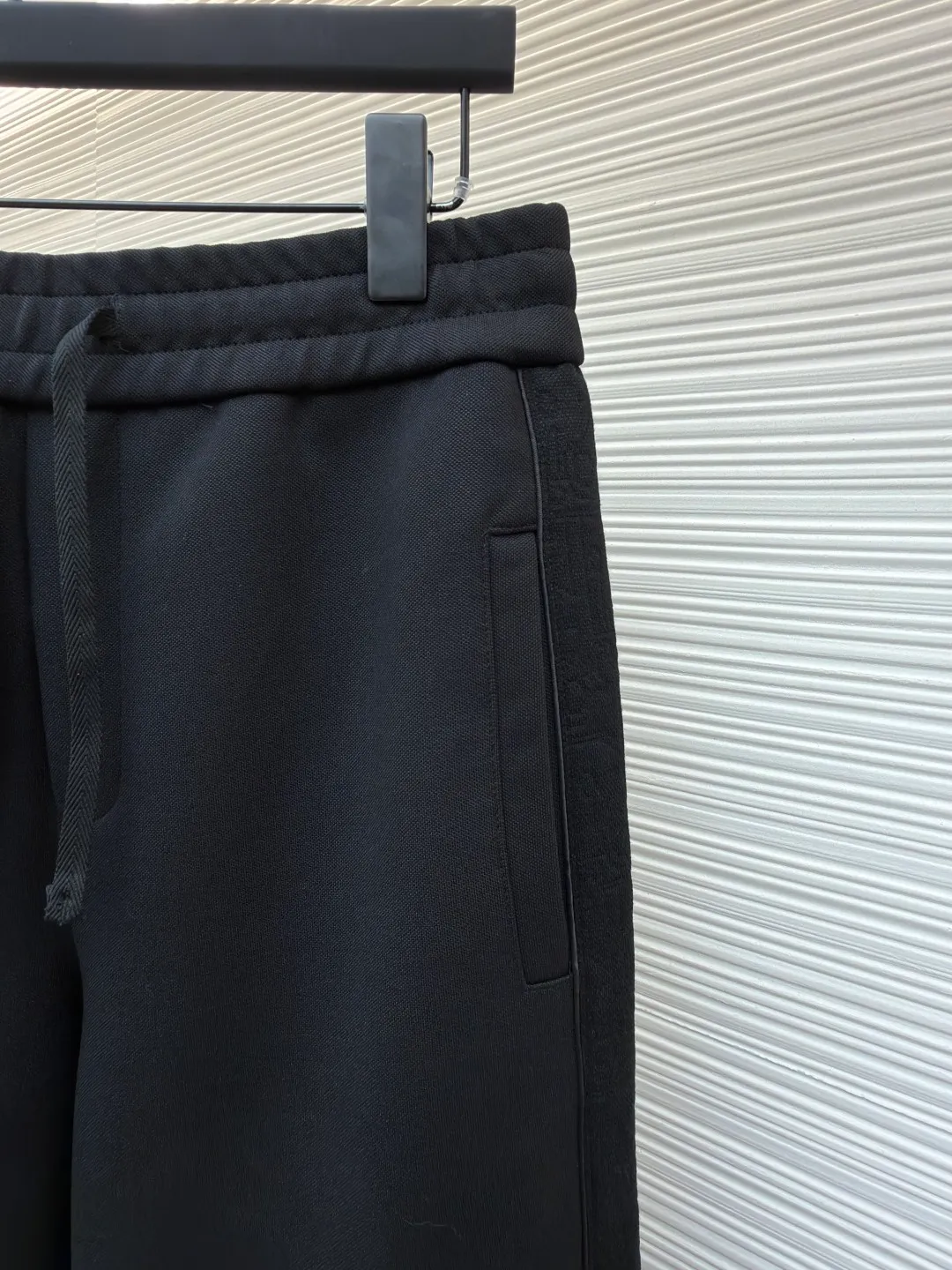 Dior jersey Oblique printed straight trousers ●Original version: Purchased and developed for 19500 ●Item number: 1682289-A90 ●Material: knitted fabric ●Technology: Printed production ●Color: black ●Version: Fitted version ●Weight: about 845 grams ●Size: S-M-L-XL ●Description: Made of navy blue cotton blend jersey fabric, sleeves decorated with Oblique Printed panels and side welt pockets make it unique. Wear with trousers from the collection. Sleeves decorated with Oblique print panels. Stand collar. Two-way zip fastening with Dior signature zip pull. Ribbed cuffs and hem. Body: 38% cotton, 32% polyester, 30% nylon. Lining: 51% cotton, 49% viscose. The overall wiring is straight and delicate, the fabric is comfortable and soft, and the color is consistent without color difference. It can be matched with the same style to create a fashionable look and control various occasions. Customized accessories, complete with three standards, same style for men and women!