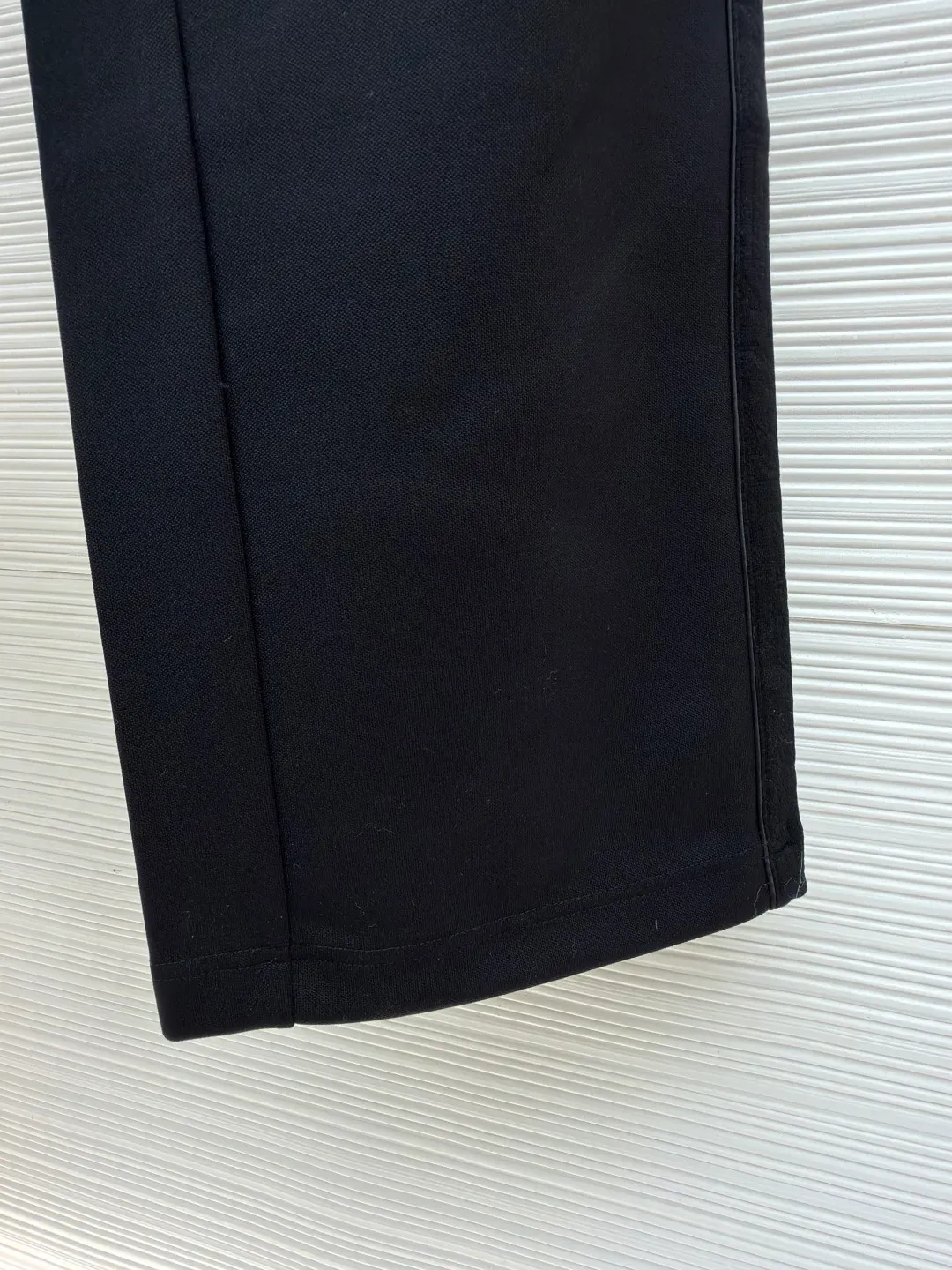 Dior jersey Oblique printed straight trousers ●Original version: Purchased and developed for 19500 ●Item number: 1682289-A90 ●Material: knitted fabric ●Technology: Printed production ●Color: black ●Version: Fitted version ●Weight: about 845 grams ●Size: S-M-L-XL ●Description: Made of navy blue cotton blend jersey fabric, sleeves decorated with Oblique Printed panels and side welt pockets make it unique. Wear with trousers from the collection. Sleeves decorated with Oblique print panels. Stand collar. Two-way zip fastening with Dior signature zip pull. Ribbed cuffs and hem. Body: 38% cotton, 32% polyester, 30% nylon. Lining: 51% cotton, 49% viscose. The overall wiring is straight and delicate, the fabric is comfortable and soft, and the color is consistent without color difference. It can be matched with the same style to create a fashionable look and control various occasions. Customized accessories, complete with three standards, same style for men and women!