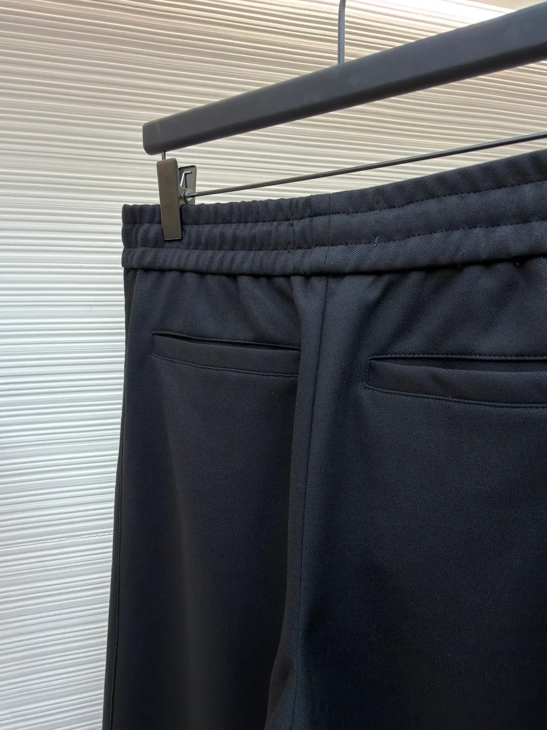 Dior jersey Oblique printed straight trousers ●Original version: Purchased and developed for 19500 ●Item number: 1682289-A90 ●Material: knitted fabric ●Technology: Printed production ●Color: black ●Version: Fitted version ●Weight: about 845 grams ●Size: S-M-L-XL ●Description: Made of navy blue cotton blend jersey fabric, sleeves decorated with Oblique Printed panels and side welt pockets make it unique. Wear with trousers from the collection. Sleeves decorated with Oblique print panels. Stand collar. Two-way zip fastening with Dior signature zip pull. Ribbed cuffs and hem. Body: 38% cotton, 32% polyester, 30% nylon. Lining: 51% cotton, 49% viscose. The overall wiring is straight and delicate, the fabric is comfortable and soft, and the color is consistent without color difference. It can be matched with the same style to create a fashionable look and control various occasions. Customized accessories, complete with three standards, same style for men and women!