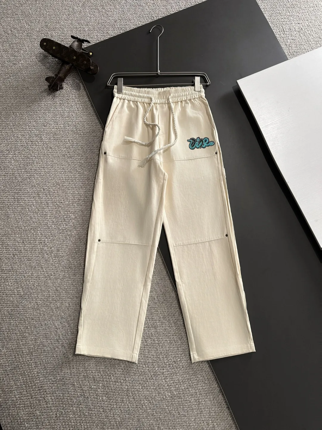 🅿️400 next day shipping Dior 2025 spring and summer new elastic band casual pants, thin counter custom fabrics, high breathability and comfort, impeccable details, brand element design concept, reflecting high quality. It feels delicate and soft! It presents a casual cut and the upper body shape is great! Size: M-3XL