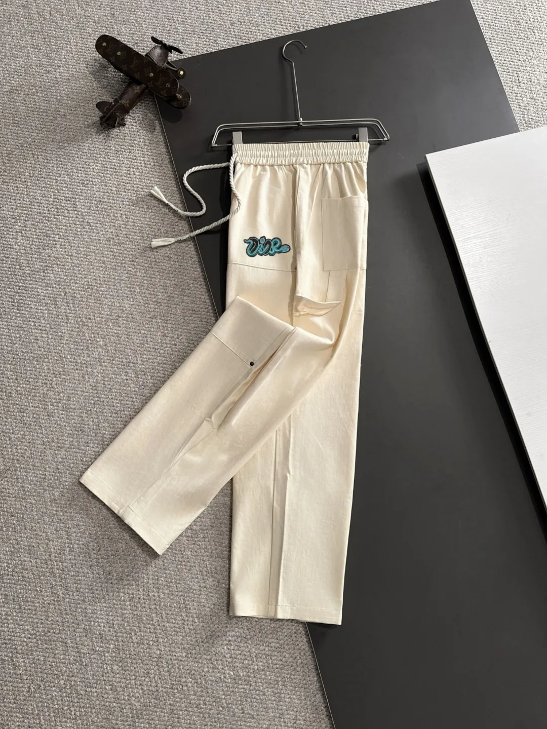 🅿️400 next day shipping Dior 2025 spring and summer new elastic band casual pants, thin counter custom fabrics, high breathability and comfort, impeccable details, brand element design concept, reflecting high quality. It feels delicate and soft! It presents a casual cut and the upper body shape is great! Size: M-3XL
