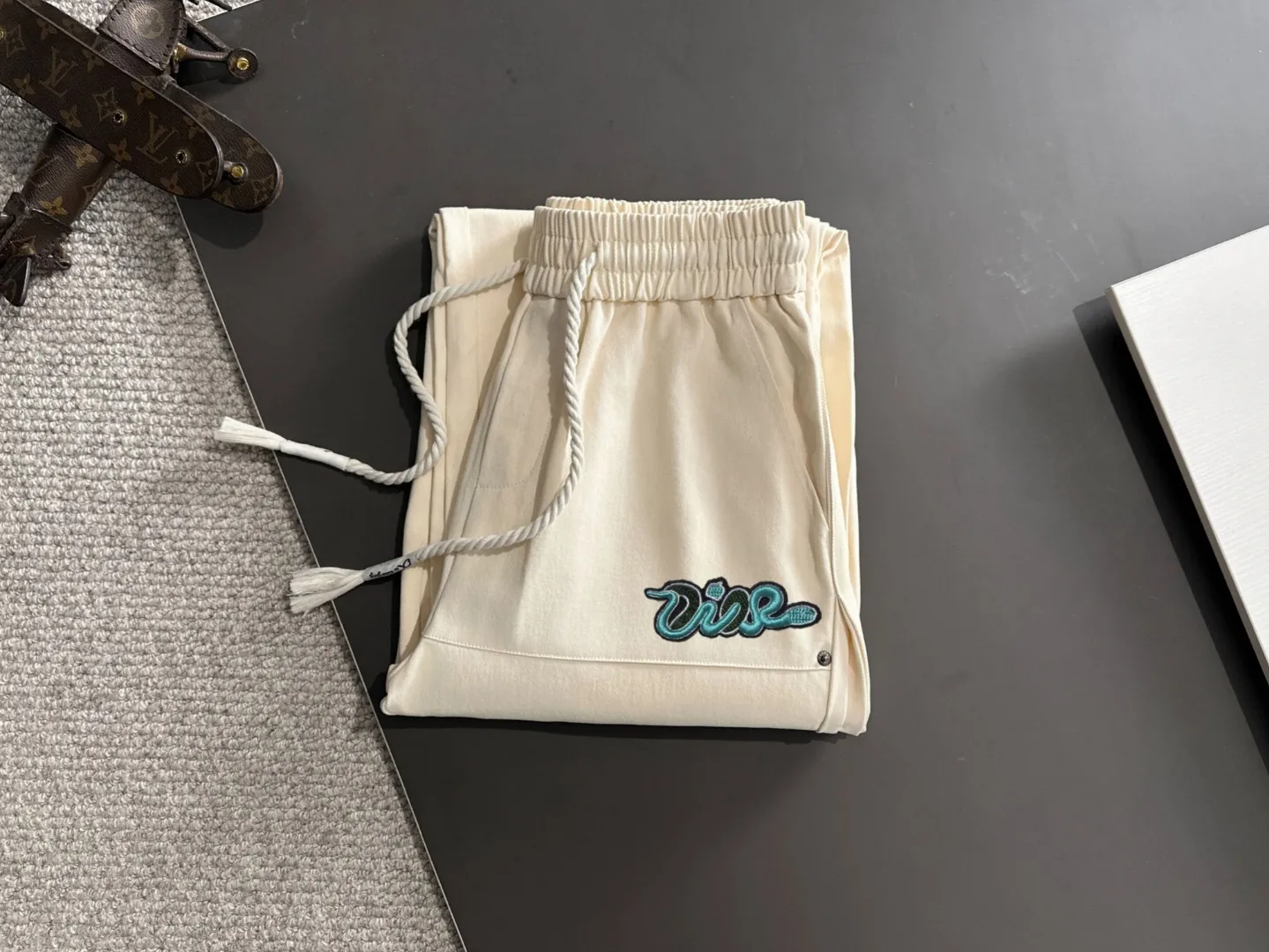 🅿️400 next day shipping Dior 2025 spring and summer new elastic band casual pants, thin counter custom fabrics, high breathability and comfort, impeccable details, brand element design concept, reflecting high quality. It feels delicate and soft! It presents a casual cut and the upper body shape is great! Size: M-3XL
