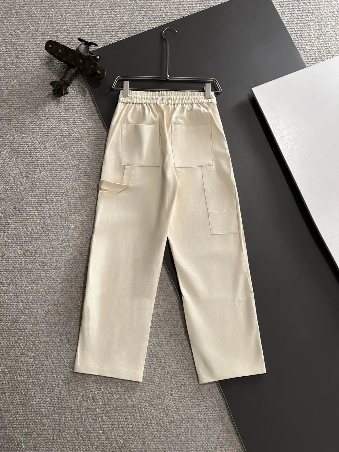 🅿️400 next day shipping Dior 2025 spring and summer new elastic band casual pants, thin counter custom fabrics, high breathability and comfort, impeccable details, brand element design concept, reflecting high quality. It feels delicate and soft! It presents a casual cut and the upper body shape is great! Size: M-3XL