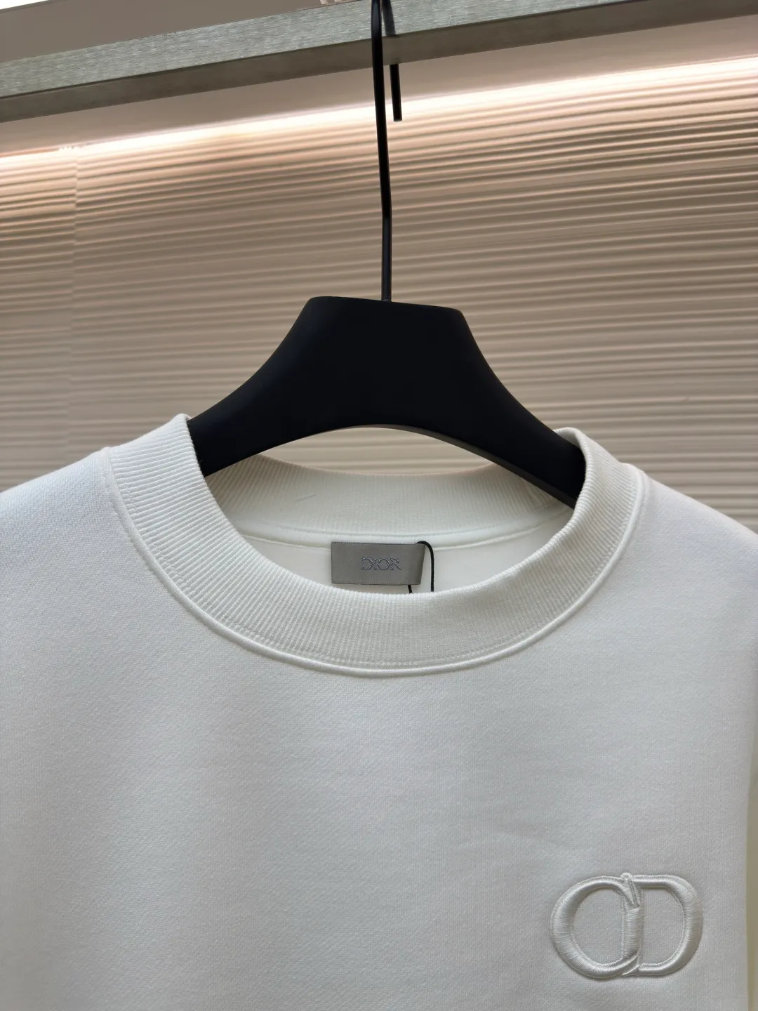 DIOR logo embroidered long-sleeved sweatshirt ●Authentic product: 6400 purchased and developed ●Item number: 1680339-A65 ●Fabric: pure cotton fabric ●Technology: embroidery production ●Version: loose fit ●Weight: about 535 grams ●Size: S-M-L-XL ●Description: Made of customized cotton fabric, with classic high-density logo embroidery on the chest and velvet design on the inside. It can be matched with bottoms of the same season to create a fashionable look. It can be worn inside or outside to suit various occasions. Customized accessories, complete with three labels, same style for men and women!