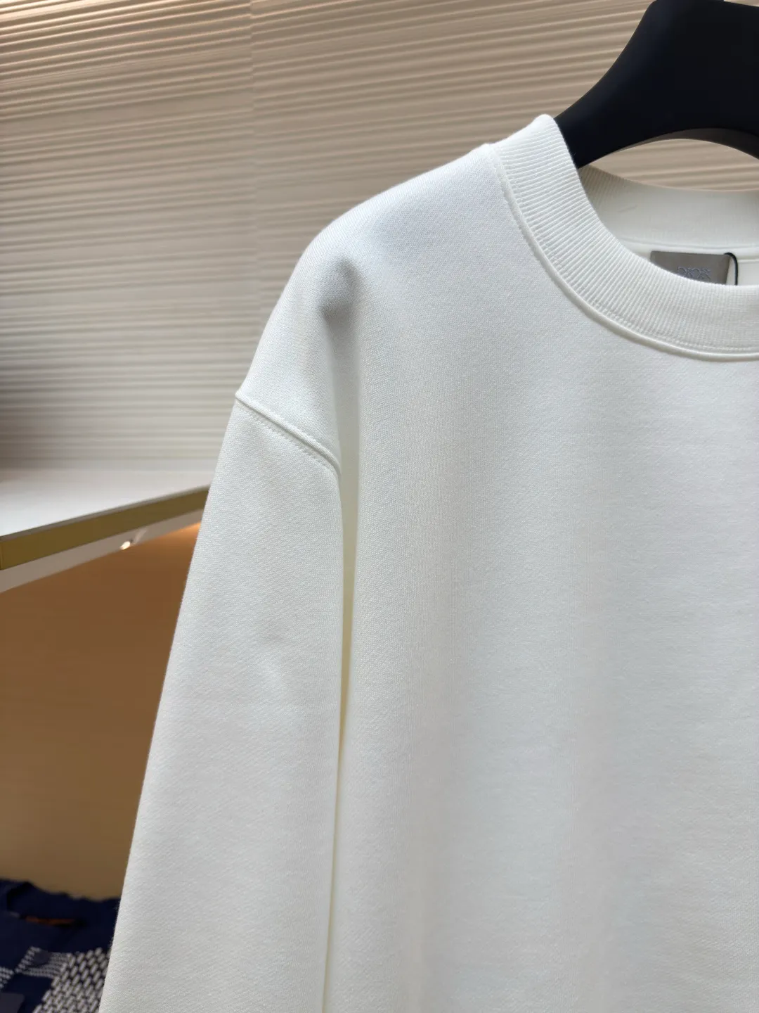 DIOR logo embroidered long-sleeved sweatshirt ●Authentic product: 6400 purchased and developed ●Item number: 1680339-A65 ●Fabric: pure cotton fabric ●Technology: embroidery production ●Version: loose fit ●Weight: about 535 grams ●Size: S-M-L-XL ●Description: Made of customized cotton fabric, with classic high-density logo embroidery on the chest and velvet design on the inside. It can be matched with bottoms of the same season to create a fashionable look. It can be worn inside or outside to suit various occasions. Customized accessories, complete with three labels, same style for men and women!