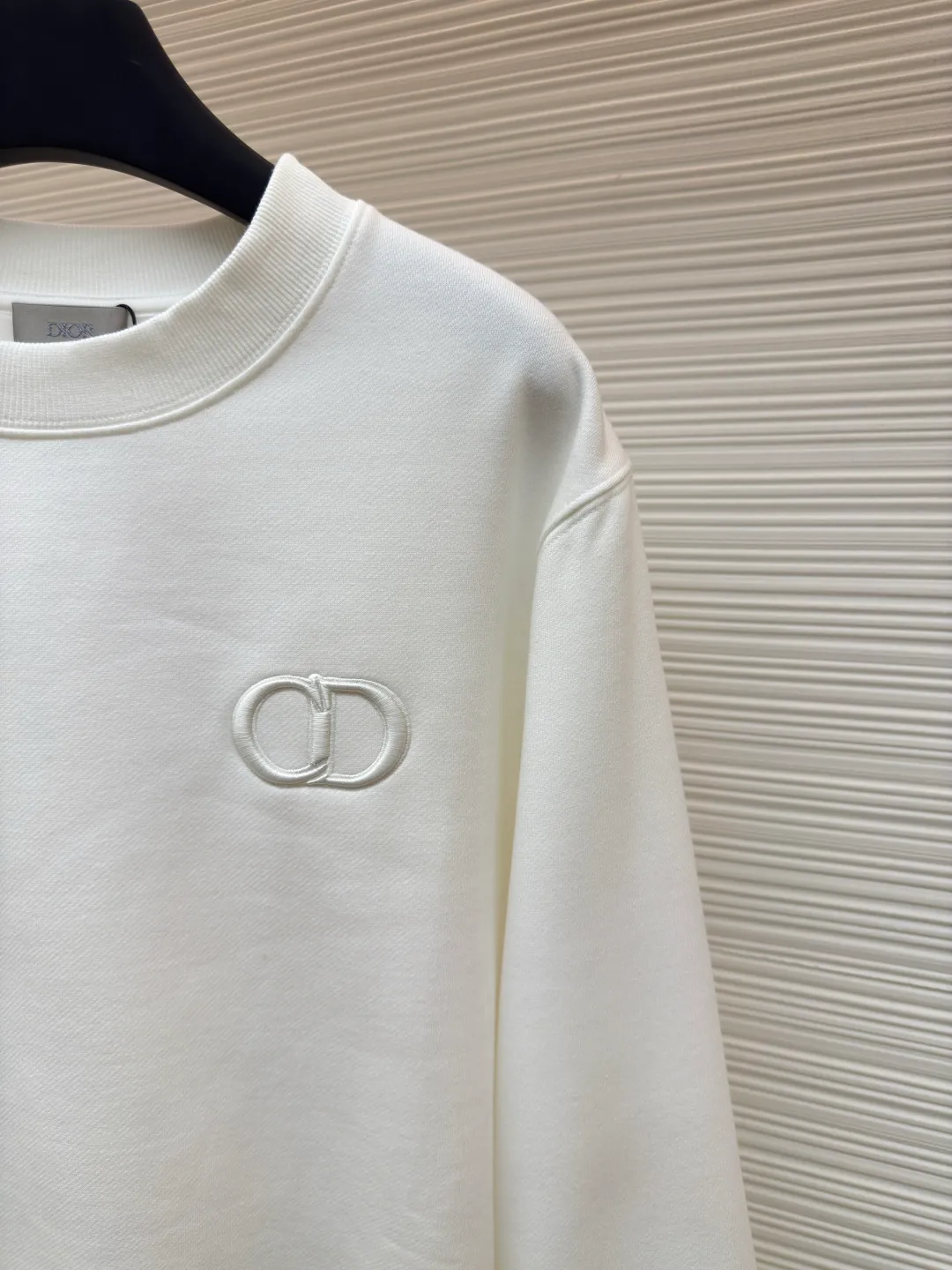 DIOR logo embroidered long-sleeved sweatshirt ●Authentic product: 6400 purchased and developed ●Item number: 1680339-A65 ●Fabric: pure cotton fabric ●Technology: embroidery production ●Version: loose fit ●Weight: about 535 grams ●Size: S-M-L-XL ●Description: Made of customized cotton fabric, with classic high-density logo embroidery on the chest and velvet design on the inside. It can be matched with bottoms of the same season to create a fashionable look. It can be worn inside or outside to suit various occasions. Customized accessories, complete with three labels, same style for men and women!