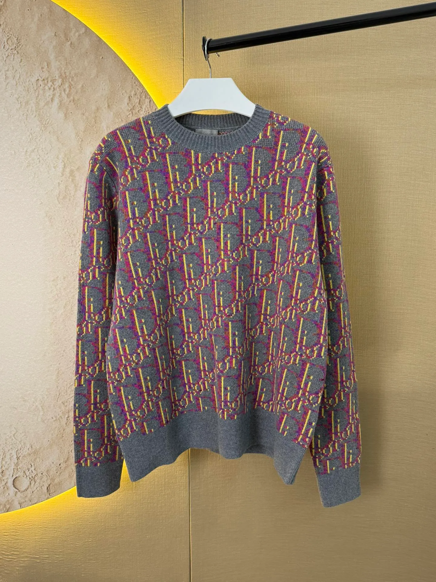 🅿️350 DIOR Dior jacquard knitted sweater 100% sheep wool (custom dyed color) This sweater reinterprets the classic Oblique print. Crafted from gray and pink sheepskin jacquard in a relaxed silhouette, it features a ribbed crew neck, hem and cuffs. The elegant style adds a bold accent to any look. Same style for men and women, highly recommended! ⚠️Washing method: It is recommended to dry clean or machine wash separately in cold water on the reverse side quickly ⚠️Worry-free after-sales - top service, efficiency, quality! ⚠️For the correct price, please add customer service WeChat consultation📲 Size: S/M/L/XL