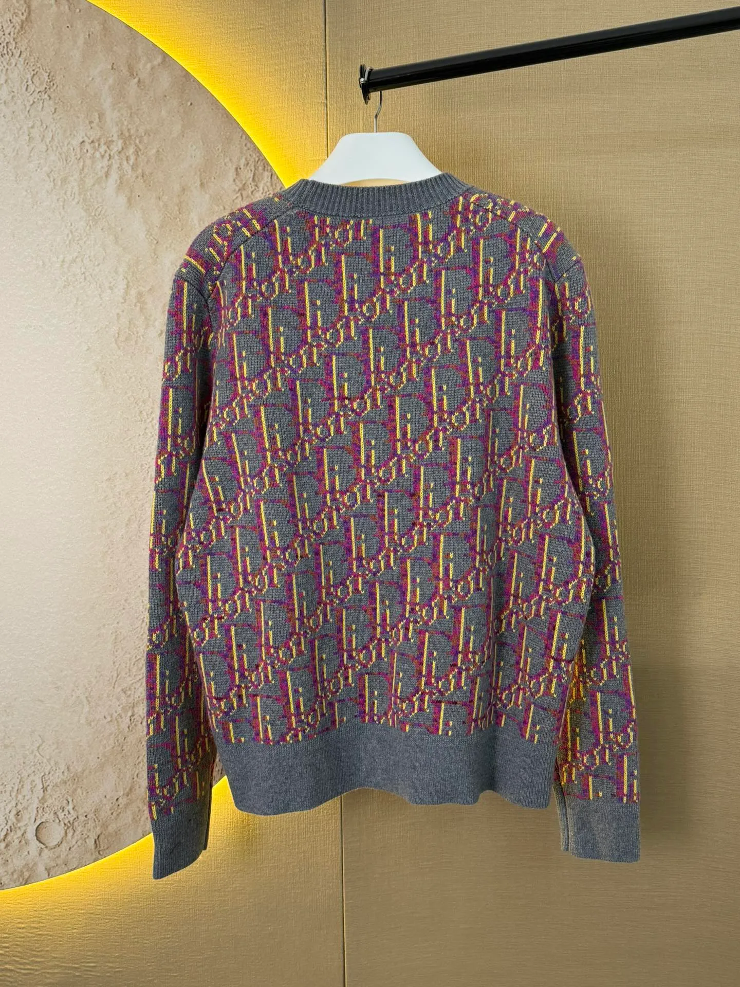 🅿️350 DIOR Dior jacquard knitted sweater 100% sheep wool (custom dyed color) This sweater reinterprets the classic Oblique print. Crafted from gray and pink sheepskin jacquard in a relaxed silhouette, it features a ribbed crew neck, hem and cuffs. The elegant style adds a bold accent to any look. Same style for men and women, highly recommended! ⚠️Washing method: It is recommended to dry clean or machine wash separately in cold water on the reverse side quickly ⚠️Worry-free after-sales - top service, efficiency, quality! ⚠️For the correct price, please add customer service WeChat consultation📲 Size: S/M/L/XL