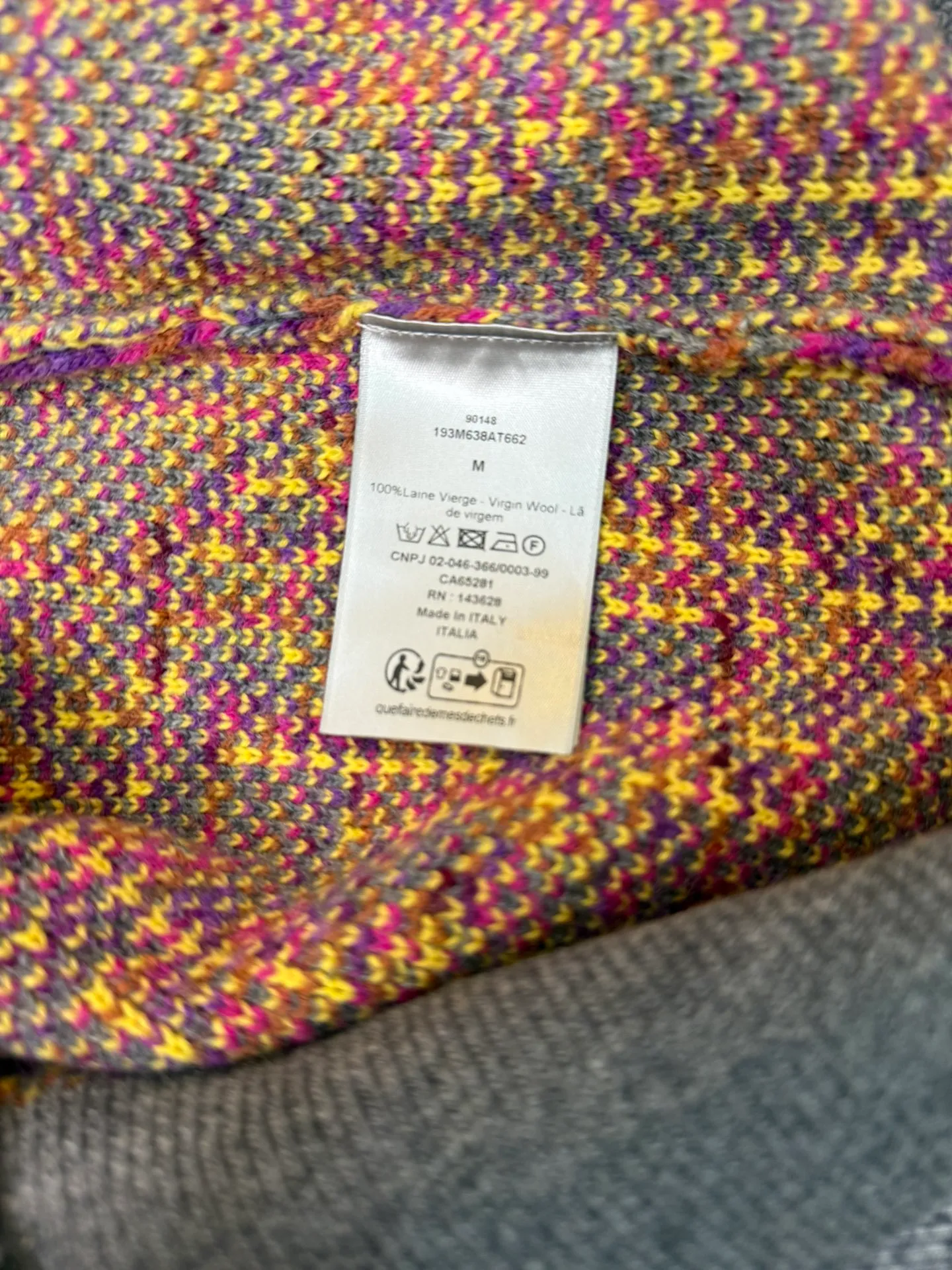 🅿️350 DIOR Dior jacquard knitted sweater 100% sheep wool (custom dyed color) This sweater reinterprets the classic Oblique print. Crafted from gray and pink sheepskin jacquard in a relaxed silhouette, it features a ribbed crew neck, hem and cuffs. The elegant style adds a bold accent to any look. Same style for men and women, highly recommended! ⚠️Washing method: It is recommended to dry clean or machine wash separately in cold water on the reverse side quickly ⚠️Worry-free after-sales - top service, efficiency, quality! ⚠️For the correct price, please add customer service WeChat consultation📲 Size: S/M/L/XL