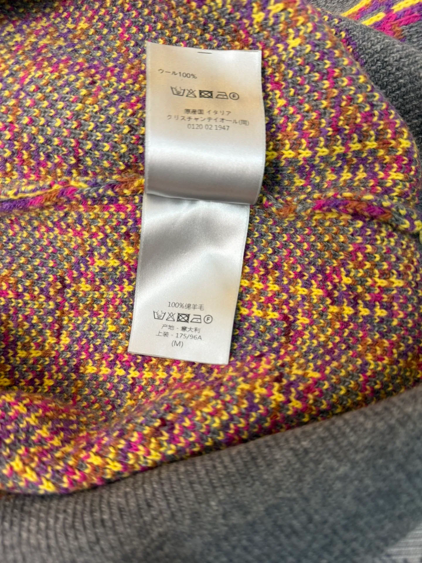 🅿️350 DIOR Dior jacquard knitted sweater 100% sheep wool (custom dyed color) This sweater reinterprets the classic Oblique print. Crafted from gray and pink sheepskin jacquard in a relaxed silhouette, it features a ribbed crew neck, hem and cuffs. The elegant style adds a bold accent to any look. Same style for men and women, highly recommended! ⚠️Washing method: It is recommended to dry clean or machine wash separately in cold water on the reverse side quickly ⚠️Worry-free after-sales - top service, efficiency, quality! ⚠️For the correct price, please add customer service WeChat consultation📲 Size: S/M/L/XL