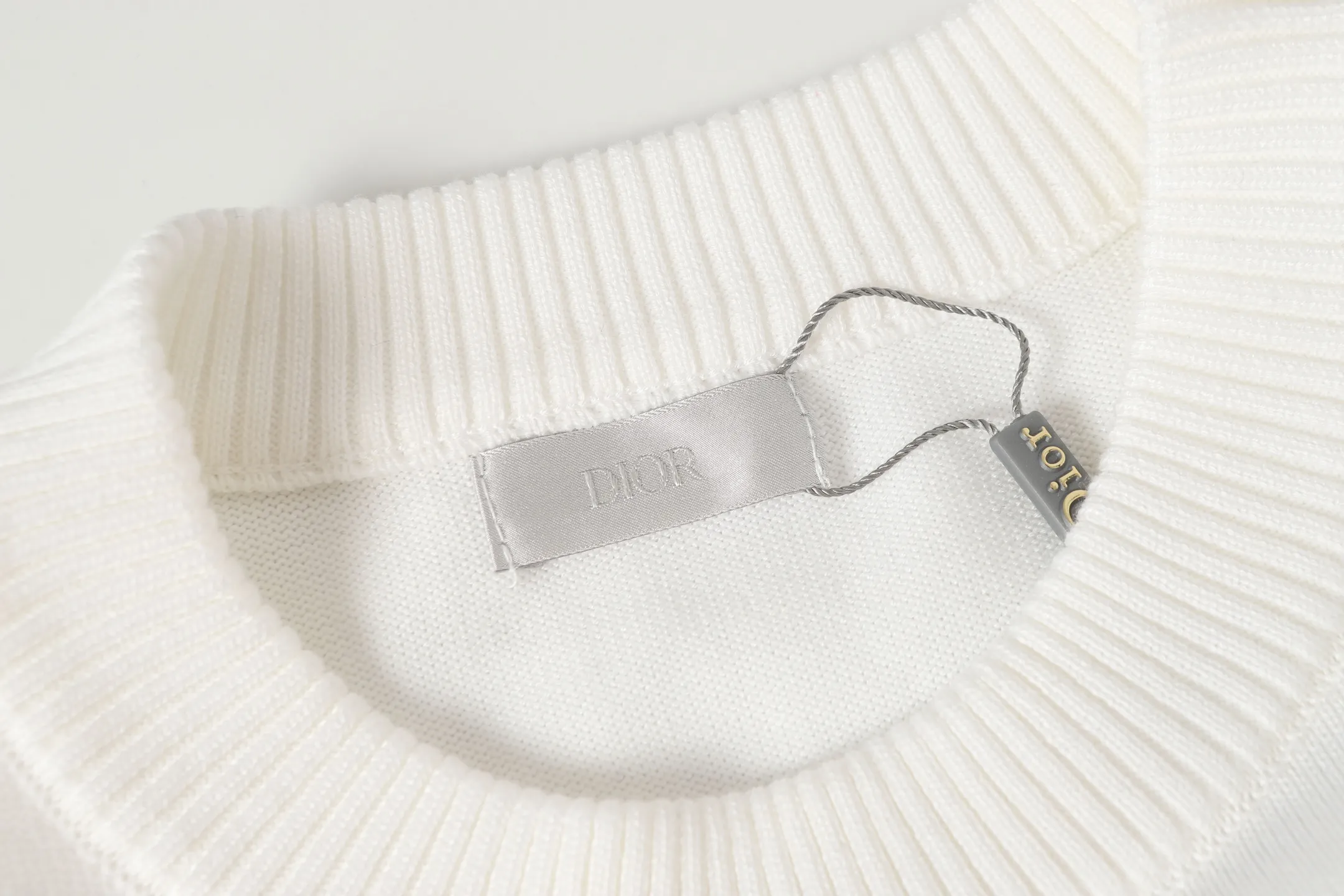 🅿️340 CD Archives Logo Embroidered Crew Neck Sweater The Archives Labels logo is reinterpreted with an embroidered version of the brand label. Made of white wool jersey with ribbed crew neck, cuffs and hem. It is characterized by timeless charm and is perfect for adding a touch of elegance to spring looks. Dior Archives Labels embroidered at chest. Ribbed crew neck, cuffs and hem. Size:S M L