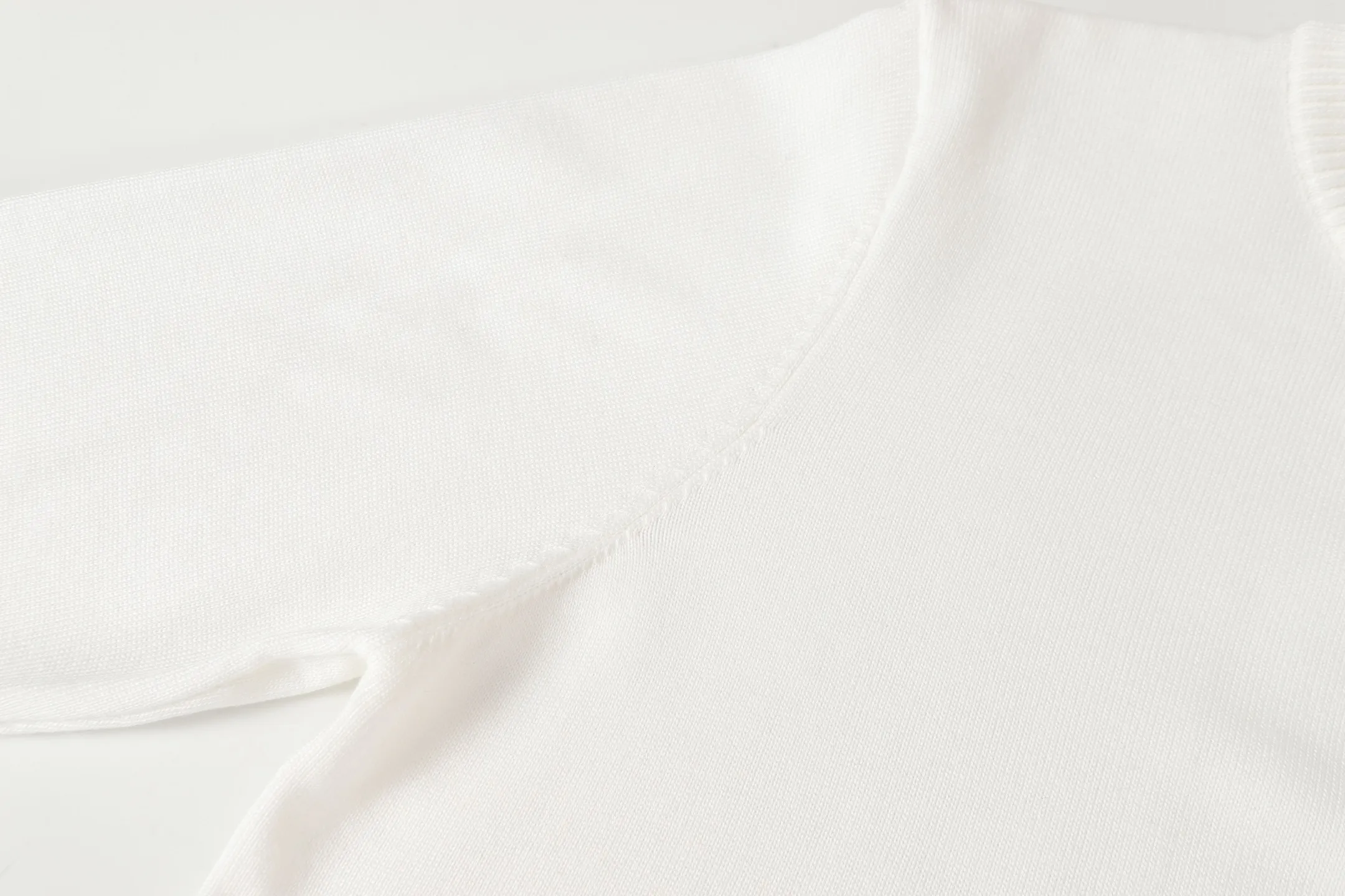 🅿️340 CD Archives Logo Embroidered Crew Neck Sweater The Archives Labels logo is reinterpreted with an embroidered version of the brand label. Made of white wool jersey with ribbed crew neck, cuffs and hem. It is characterized by timeless charm and is perfect for adding a touch of elegance to spring looks. Dior Archives Labels embroidered at chest. Ribbed crew neck, cuffs and hem. Size:S M L