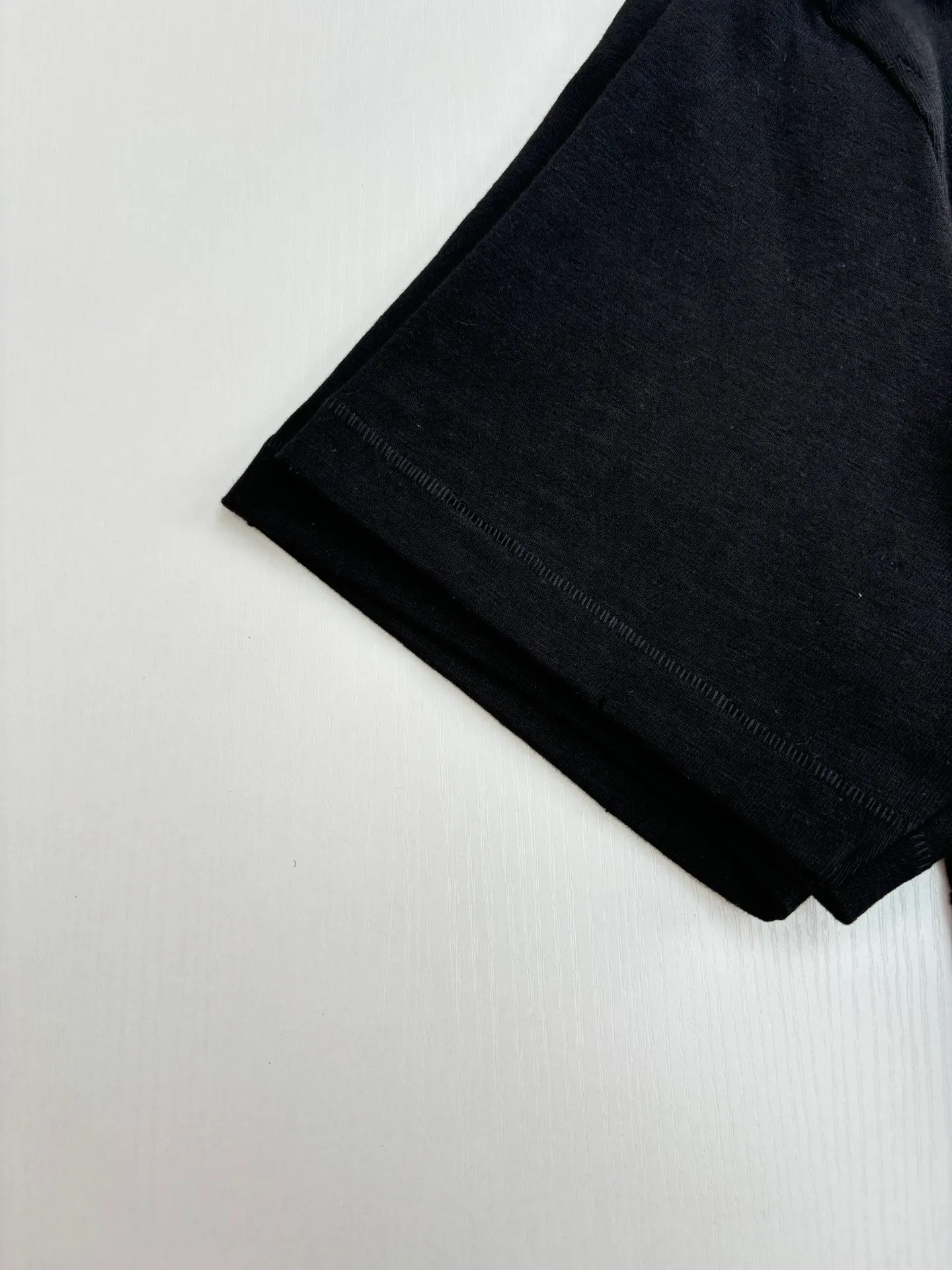 🅿️320 Dio*/Dior classic slogan letter printed hole washed short sleeves The fabric is made of 10s pure cotton slub plain fabric with a weight of 310g. This fabric is used as the collar, and the round collar is manually positioned on a flat machine. The front and back panels are printed with hand-made platen silk screen glue, and the film is engraved with laser dots to create a hollowed-out effect of missing letters. The clothes are designed with bifurcated sides, and the hems of the front and rear panels are cut with a special machine to pick the legs. There are lines on the surface to create a hollow effect. The entire garment is manually positioned and cut with holes, and the garment is fermented and washed to create a nostalgic effect. Size：S/M/L/XL