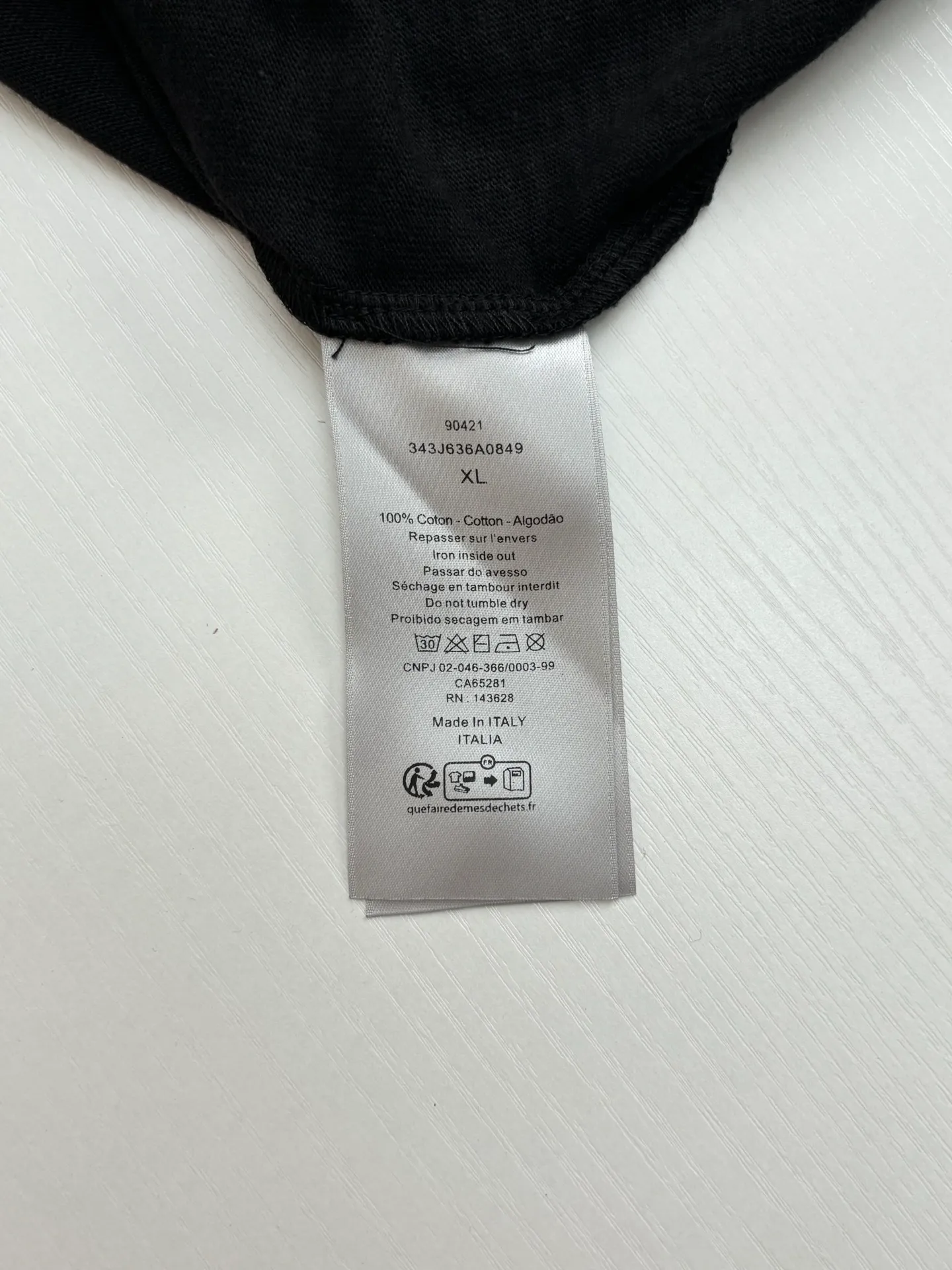 🅿️320 Dio*/Dior classic slogan letter printed hole washed short sleeves The fabric is made of 10s pure cotton slub plain fabric with a weight of 310g. This fabric is used as the collar, and the round collar is manually positioned on a flat machine. The front and back panels are printed with hand-made platen silk screen glue, and the film is engraved with laser dots to create a hollowed-out effect of missing letters. The clothes are designed with bifurcated sides, and the hems of the front and rear panels are cut with a special machine to pick the legs. There are lines on the surface to create a hollow effect. The entire garment is manually positioned and cut with holes, and the garment is fermented and washed to create a nostalgic effect. Size：S/M/L/XL