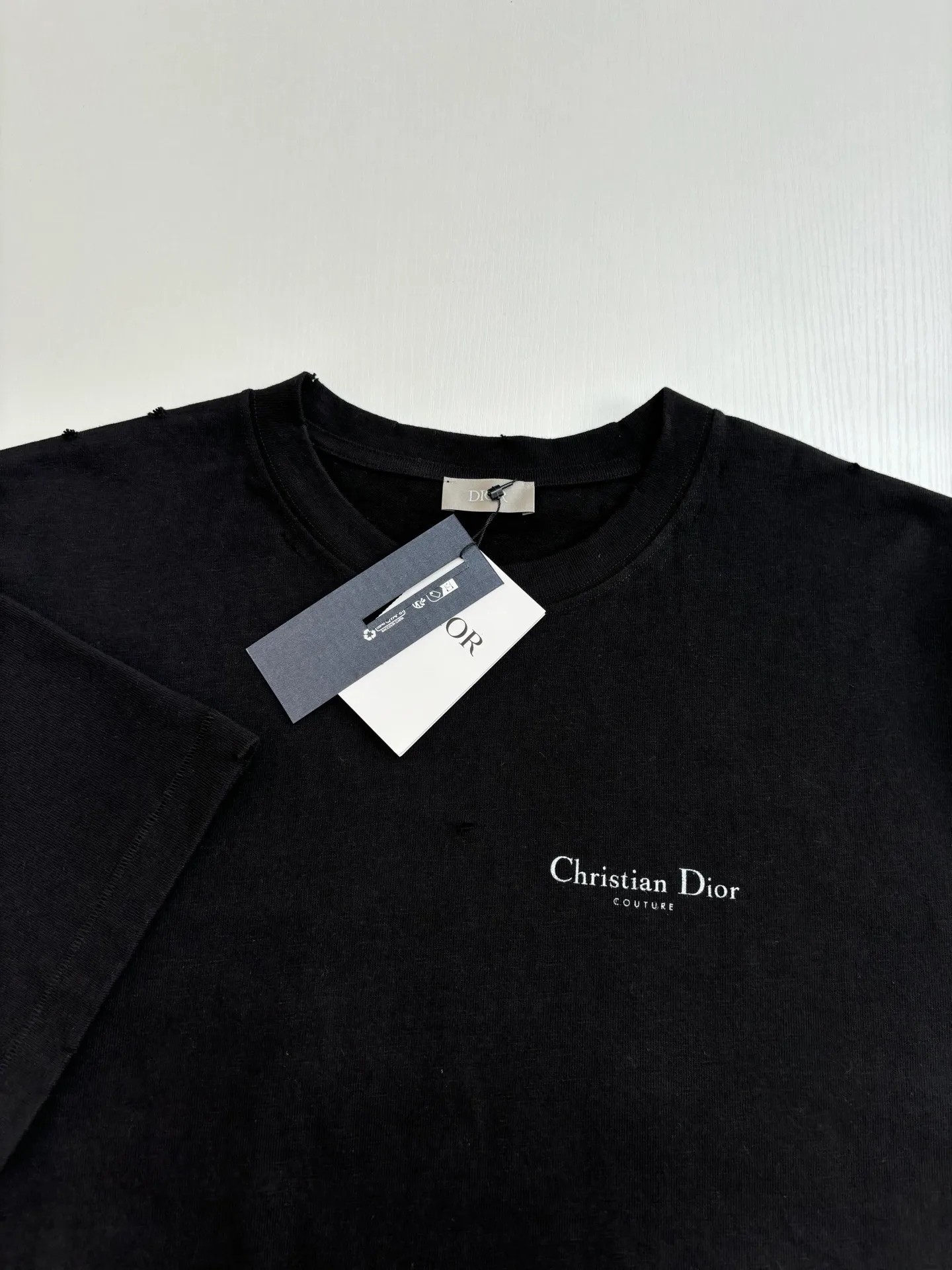 🅿️320 Dio*/Dior classic slogan letter printed hole washed short sleeves The fabric is made of 10s pure cotton slub plain fabric with a weight of 310g. This fabric is used as the collar, and the round collar is manually positioned on a flat machine. The front and back panels are printed with hand-made platen silk screen glue, and the film is engraved with laser dots to create a hollowed-out effect of missing letters. The clothes are designed with bifurcated sides, and the hems of the front and rear panels are cut with a special machine to pick the legs. There are lines on the surface to create a hollow effect. The entire garment is manually positioned and cut with holes, and the garment is fermented and washed to create a nostalgic effect. Size：S/M/L/XL