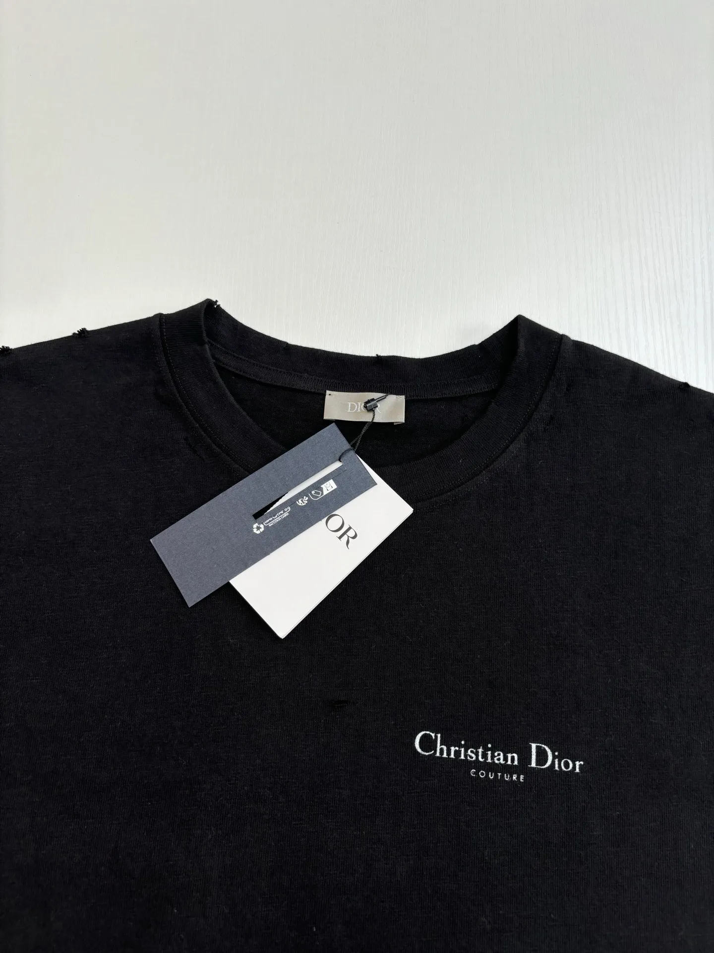 🅿️320 Dio*/Dior classic slogan letter printed hole washed short sleeves The fabric is made of 10s pure cotton slub plain fabric with a weight of 310g. This fabric is used as the collar, and the round collar is manually positioned on a flat machine. The front and back panels are printed with hand-made platen silk screen glue, and the film is engraved with laser dots to create a hollowed-out effect of missing letters. The clothes are designed with bifurcated sides, and the hems of the front and rear panels are cut with a special machine to pick the legs. There are lines on the surface to create a hollow effect. The entire garment is manually positioned and cut with holes, and the garment is fermented and washed to create a nostalgic effect. Size：S/M/L/XL