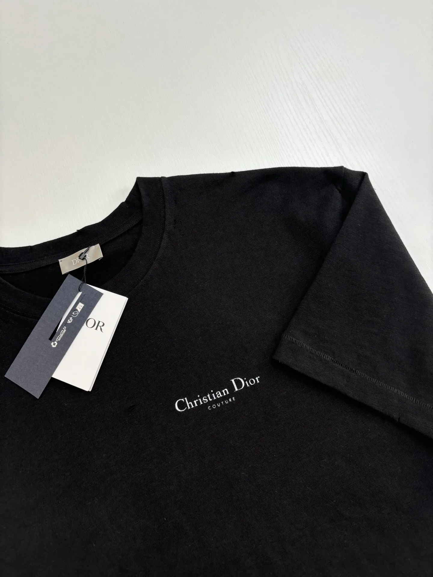 🅿️320 Dio*/Dior classic slogan letter printed hole washed short sleeves The fabric is made of 10s pure cotton slub plain fabric with a weight of 310g. This fabric is used as the collar, and the round collar is manually positioned on a flat machine. The front and back panels are printed with hand-made platen silk screen glue, and the film is engraved with laser dots to create a hollowed-out effect of missing letters. The clothes are designed with bifurcated sides, and the hems of the front and rear panels are cut with a special machine to pick the legs. There are lines on the surface to create a hollow effect. The entire garment is manually positioned and cut with holes, and the garment is fermented and washed to create a nostalgic effect. Size：S/M/L/XL