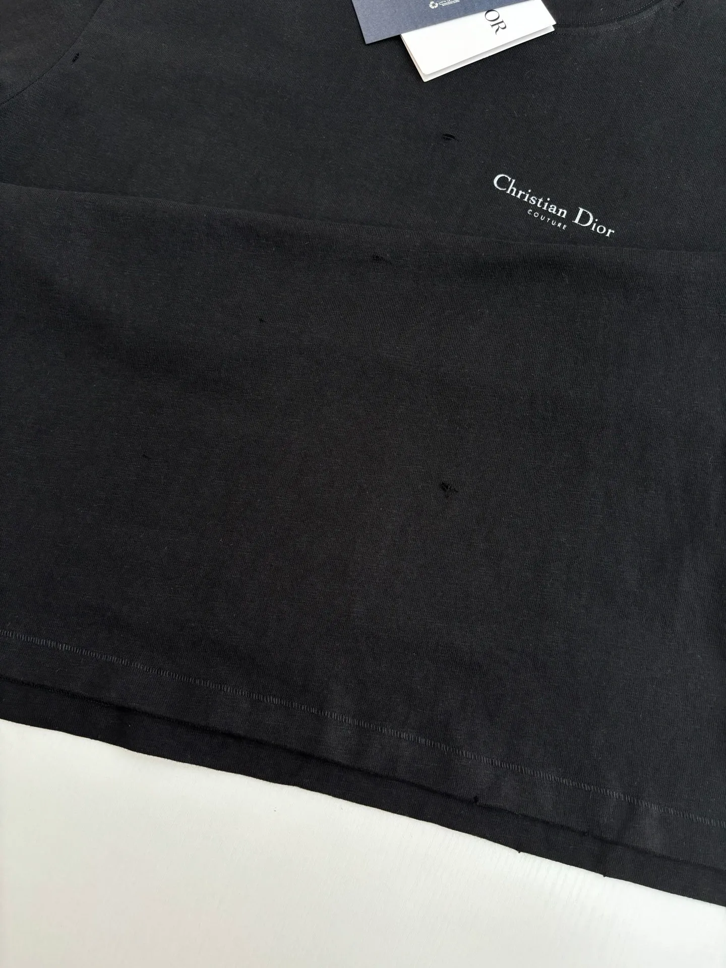 🅿️320 Dio*/Dior classic slogan letter printed hole washed short sleeves The fabric is made of 10s pure cotton slub plain fabric with a weight of 310g. This fabric is used as the collar, and the round collar is manually positioned on a flat machine. The front and back panels are printed with hand-made platen silk screen glue, and the film is engraved with laser dots to create a hollowed-out effect of missing letters. The clothes are designed with bifurcated sides, and the hems of the front and rear panels are cut with a special machine to pick the legs. There are lines on the surface to create a hollow effect. The entire garment is manually positioned and cut with holes, and the garment is fermented and washed to create a nostalgic effect. Size：S/M/L/XL