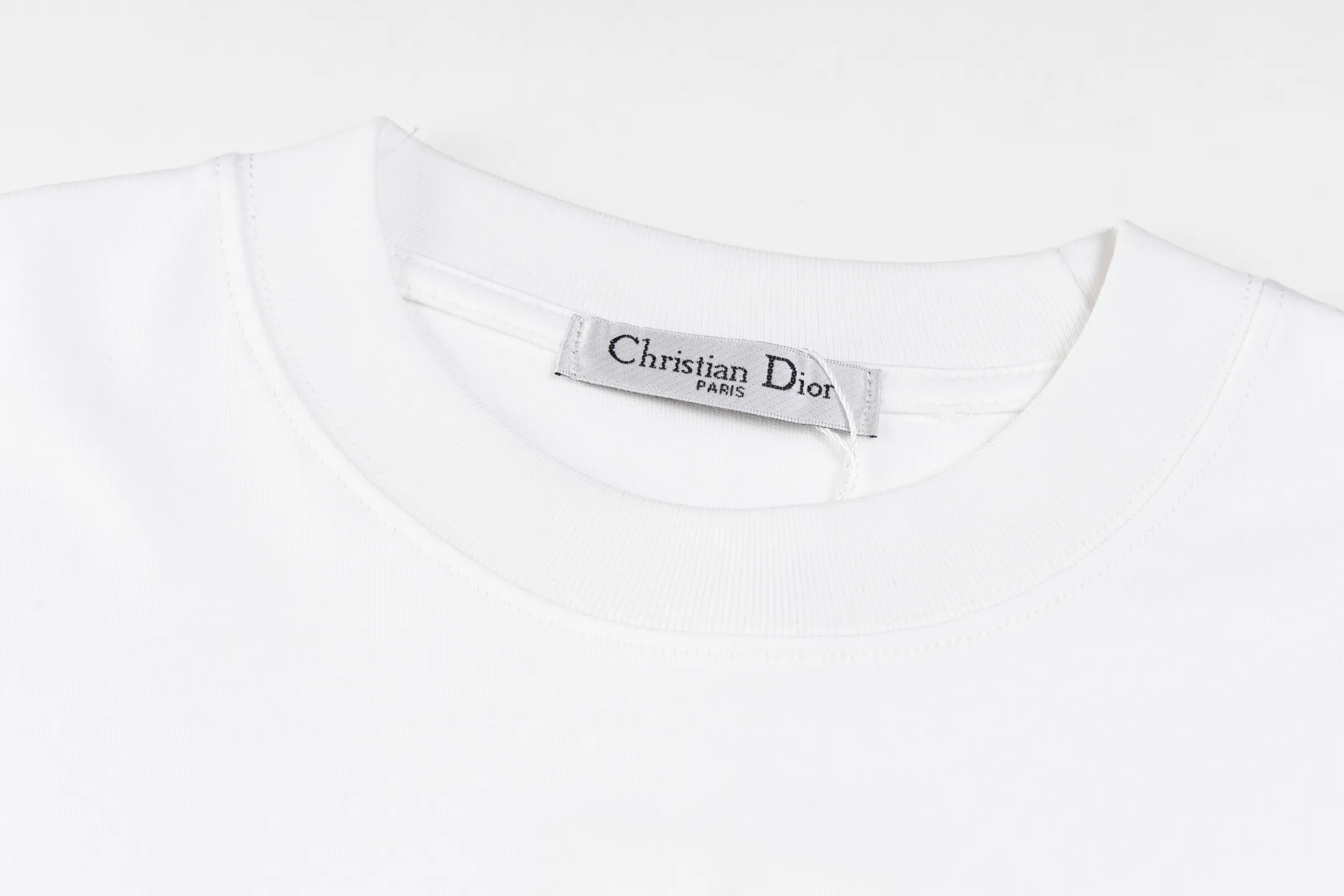 🅿️180 Style No. #Z104 Dior signature letter embroidered round neck short-sleeved DIOR official website consistent style Fabric: 32-count double yarn 280g pure cotton fabric Weaving and dyeing threads of the same color in the same cylinder The same color Process: imported machine thousands of needles full and flat embroidery Supporting: complete three-label cardboard oil paper code sticker packaging High temperature pre-shrinking process before production will not shrink and deformation Imported machine professional plate production os version Can wear up to 200 pounds. The size is measured manually. The error of 2-3cm is normal. Color: black white size: s m l xl