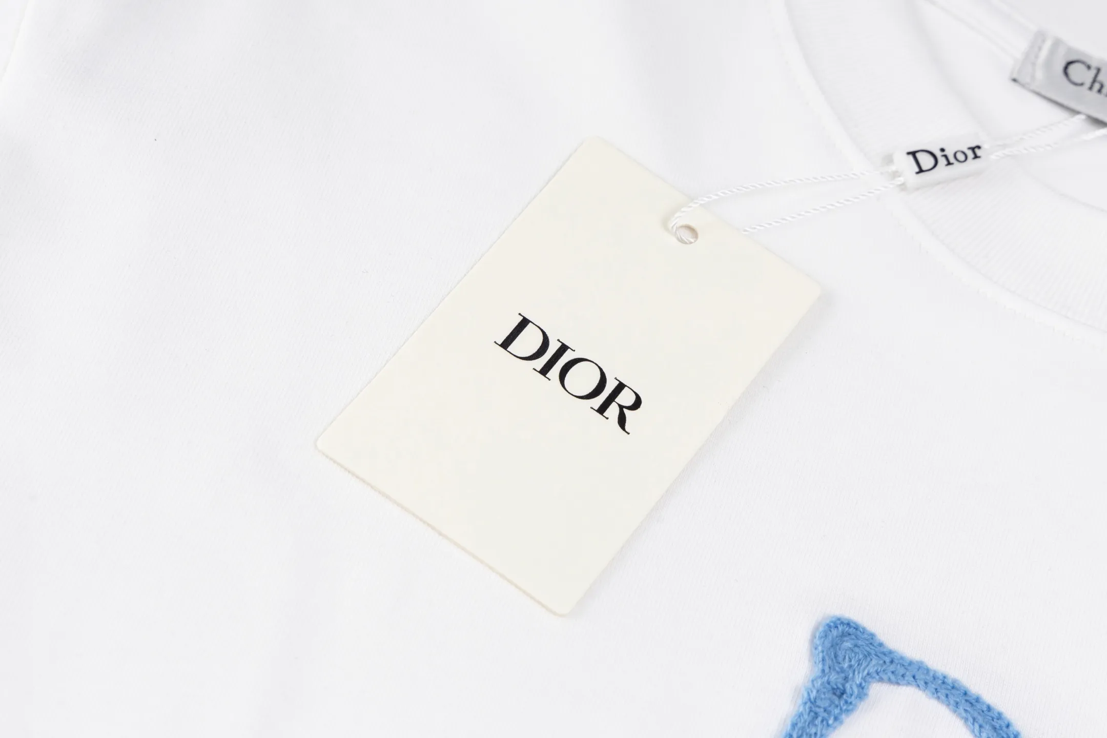 🅿️180 Style No. #Z104 Dior signature letter embroidered round neck short-sleeved DIOR official website consistent style Fabric: 32-count double yarn 280g pure cotton fabric Weaving and dyeing threads of the same color in the same cylinder The same color Process: imported machine thousands of needles full and flat embroidery Supporting: complete three-label cardboard oil paper code sticker packaging High temperature pre-shrinking process before production will not shrink and deformation Imported machine professional plate production os version Can wear up to 200 pounds. The size is measured manually. The error of 2-3cm is normal. Color: black white size: s m l xl