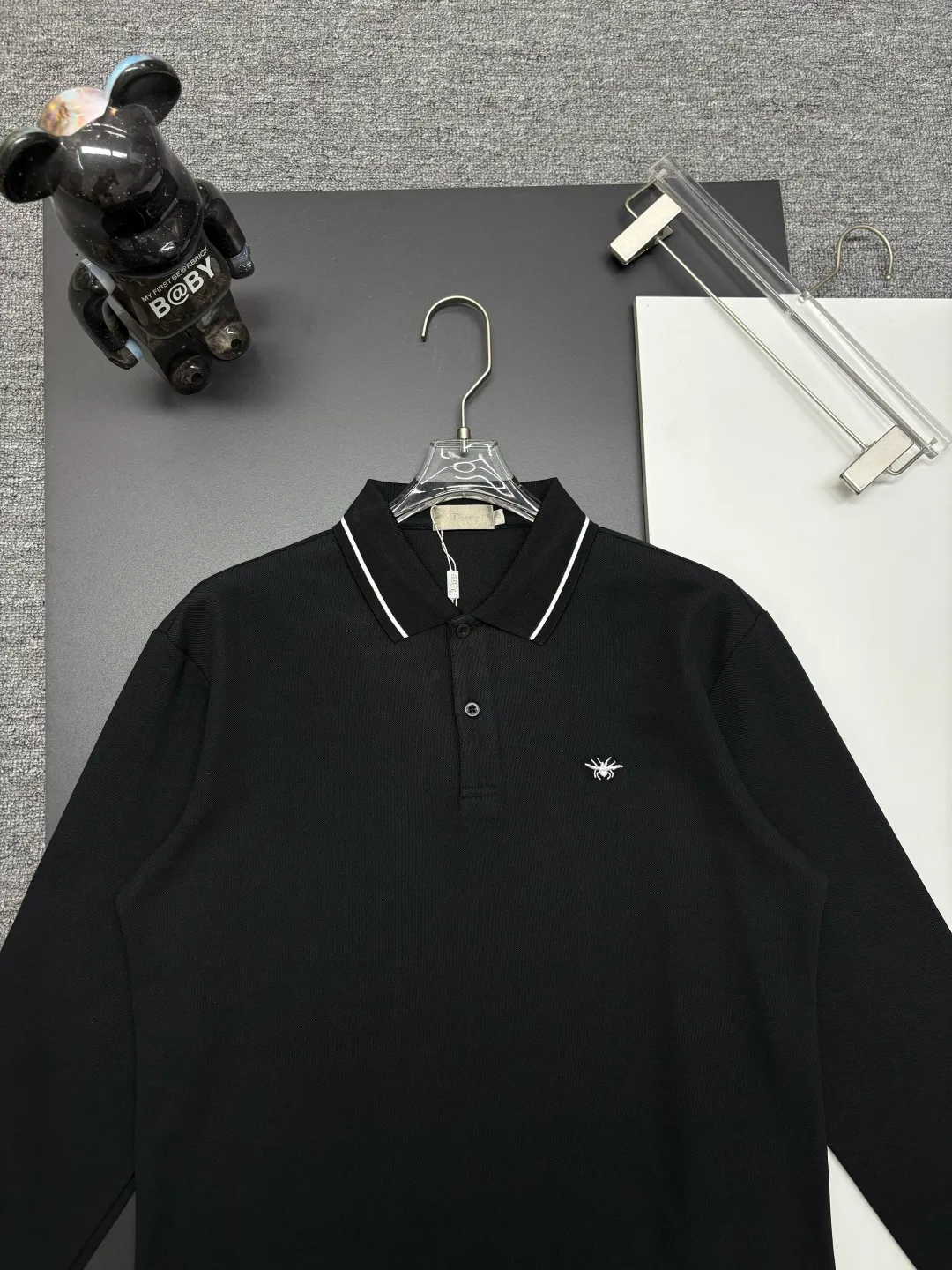 🅿️260 DIOR Dior's new embroidered long-sleeved Polo shirt. Original fabric. Official same style. Made of 250 grams of pure cotton pique fabric, custom-made in the same vat. Very comfortable and smooth feel. Very wide and stylish. Produced by a first-line brand factory. Imported Behringer embroidery machine. The embroidery is full and textured. The collar rib is woven with imported yarn. It does not deform after long-term wear. The latest autumn and winter style. Fashionable and individual. Super versatile and good-looking. It is very suitable for both men and women. A must-have item. Color: black, white, blue, pink. Size: M-3XL