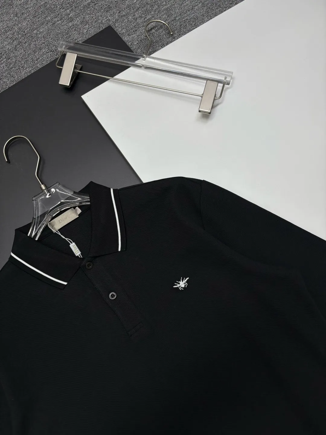 🅿️260 DIOR Dior's new embroidered long-sleeved Polo shirt. Original fabric. Official same style. Made of 250 grams of pure cotton pique fabric, custom-made in the same vat. Very comfortable and smooth feel. Very wide and stylish. Produced by a first-line brand factory. Imported Behringer embroidery machine. The embroidery is full and textured. The collar rib is woven with imported yarn. It does not deform after long-term wear. The latest autumn and winter style. Fashionable and individual. Super versatile and good-looking. It is very suitable for both men and women. A must-have item. Color: black, white, blue, pink. Size: M-3XL