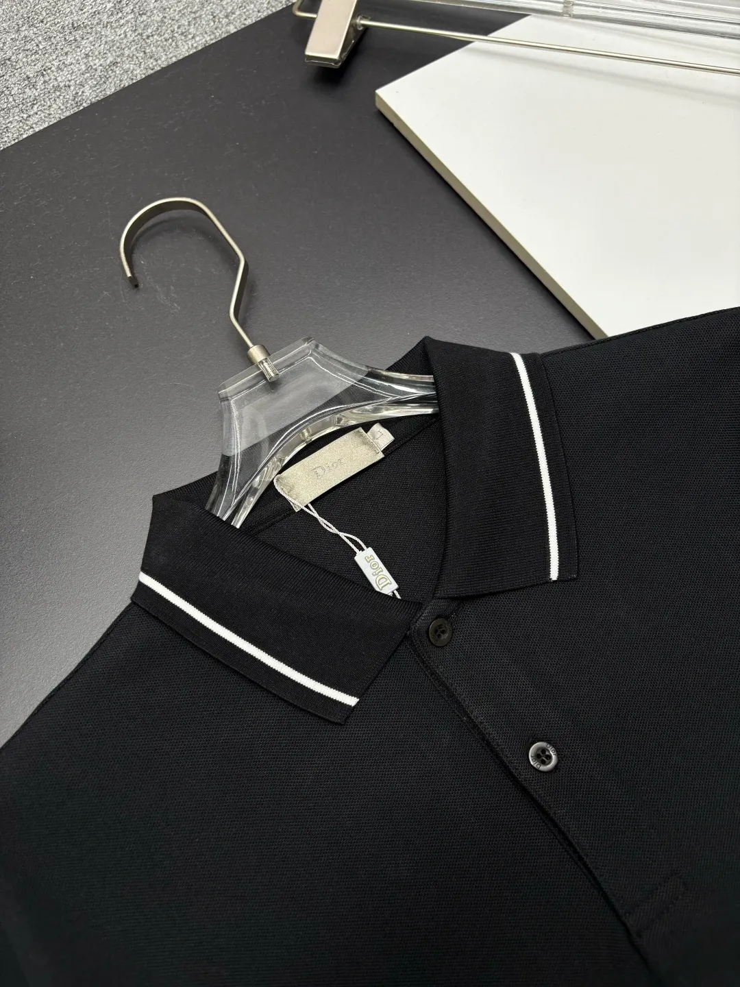 🅿️260 DIOR Dior's new embroidered long-sleeved Polo shirt. Original fabric. Official same style. Made of 250 grams of pure cotton pique fabric, custom-made in the same vat. Very comfortable and smooth feel. Very wide and stylish. Produced by a first-line brand factory. Imported Behringer embroidery machine. The embroidery is full and textured. The collar rib is woven with imported yarn. It does not deform after long-term wear. The latest autumn and winter style. Fashionable and individual. Super versatile and good-looking. It is very suitable for both men and women. A must-have item. Color: black, white, blue, pink. Size: M-3XL