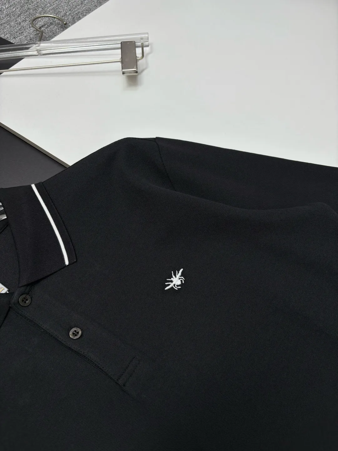 🅿️260 DIOR Dior's new embroidered long-sleeved Polo shirt. Original fabric. Official same style. Made of 250 grams of pure cotton pique fabric, custom-made in the same vat. Very comfortable and smooth feel. Very wide and stylish. Produced by a first-line brand factory. Imported Behringer embroidery machine. The embroidery is full and textured. The collar rib is woven with imported yarn. It does not deform after long-term wear. The latest autumn and winter style. Fashionable and individual. Super versatile and good-looking. It is very suitable for both men and women. A must-have item. Color: black, white, blue, pink. Size: M-3XL