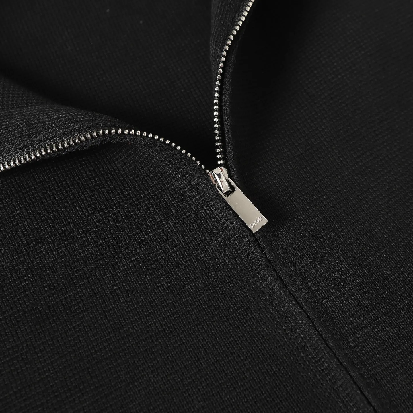 🅿️470 Dior CD letter new woolen jacket The original 15594 was purchased and developed, using 48 counts of ultra-fine 50% wool and 50% cotton blended yarn. It uses an imported 14-gauge wool loom to double-sided three-dimensional weaving. A single piece takes 270 minutes per piece. The letters on the chest are molded and customized with silicone three-dimensional relief embossing technology. The No. 5 thread double-pull letter zipper is customized. The overall routing is straight and delicate, the fabric is comfortable and soft, and the color is consistent without color difference. It can be matched with the same style to create a fashionable look, and can be used in various occasions. Customized accessories, complete with three standards, same style for men and women! Size: S M L XL