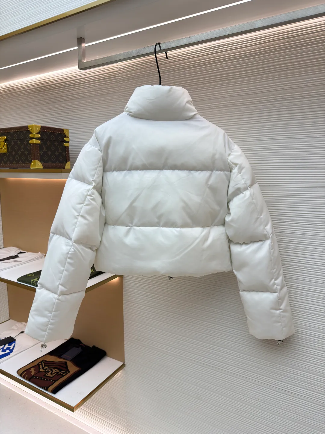 Prada High Waist Stand Collar Down Jacket [Women's Clothing] ●Original version: Purchased and developed by 8302 ●Item number: 1681029-D50 ●Fabric: Cashmere fabric ●Technology: Precision double-needle quilting ●Version: Fitted version ●Weight: about 710 grams ●Size: 36-38-40 ●Description: The brand's iconic regenerated nylon fabric is selected, which has the same performance as traditional nylon and has high strength, tear resistance, wear resistance and other characteristics. It is lightweight and waterproof, suitable for various scenarios. Anti-wrinkle, quick-drying and easy to maintain on a daily basis. The lining is made of 100% polyamide. Polyamide fiber is known for its extremely high strength and excellent skin-friendly feel. It feels silky smooth and avoids the friction and discomfort that may occur when wearing heavy underwear. It works together with the outer layer of nylon to create a breathable, temperature-locking, and extremely comfortable microclimate environment, allowing warmth and care to be online at all times without feeling stuffy or restrictive. It uses 90 white duck down with a weight of 280g to ensure excellent thermal insulation performance. After strict screening and treatment, the down is not easy to drill down, ensuring durability and warmth. The core is to use advanced down filling technology to evenly fill each independent vertical lining square with precious 90% high-quality white duck down. This process effectively prevents the accumulation or sinking of velvet during wearing, ensuring all-round warmth from the front, back, left, and right without any dead ends. At the same time, the silhouette of the garment is always full and crisp, avoiding bloat. All stitches adopt the precision double-needle quilting process that is highly recommended in the industry. The stitches are fine and even, like rigorous defense lines. It is not only strong and beautiful, but also greatly eliminates the trouble of velvet coming out of the stitches, ensuring the product's long-lasting warmth retention performance. The overall wiring is straight and delicate, the fabric is comfortable and soft, and the color is consistent without color difference. It can be matched with the same style to create a fashionable look and control various occasions. Customized accessories, complete with three standards, same style for men and women!
