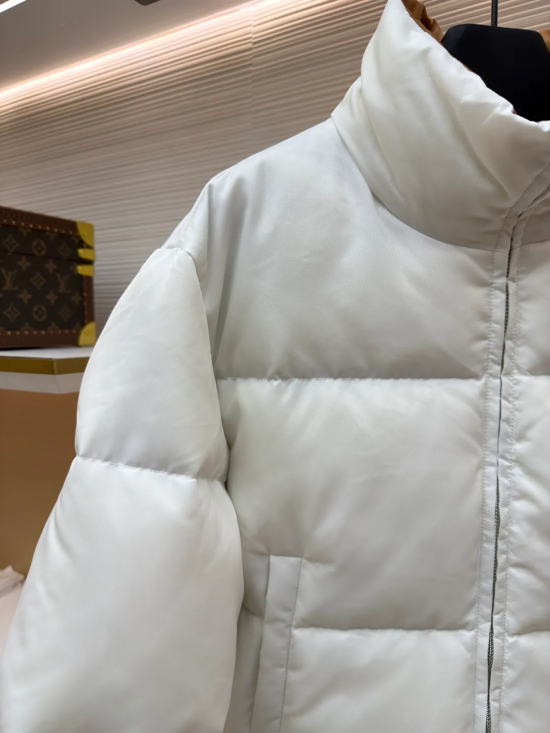 Prada High Waist Stand Collar Down Jacket [Women's Clothing] ●Original version: Purchased and developed by 8302 ●Item number: 1681029-D50 ●Fabric: Cashmere fabric ●Technology: Precision double-needle quilting ●Version: Fitted version ●Weight: about 710 grams ●Size: 36-38-40 ●Description: The brand's iconic regenerated nylon fabric is selected, which has the same performance as traditional nylon and has high strength, tear resistance, wear resistance and other characteristics. It is lightweight and waterproof, suitable for various scenarios. Anti-wrinkle, quick-drying and easy to maintain on a daily basis. The lining is made of 100% polyamide. Polyamide fiber is known for its extremely high strength and excellent skin-friendly feel. It feels silky smooth and avoids the friction and discomfort that may occur when wearing heavy underwear. It works together with the outer layer of nylon to create a breathable, temperature-locking, and extremely comfortable microclimate environment, allowing warmth and care to be online at all times without feeling stuffy or restrictive. It uses 90 white duck down with a weight of 280g to ensure excellent thermal insulation performance. After strict screening and treatment, the down is not easy to drill down, ensuring durability and warmth. The core is to use advanced down filling technology to evenly fill each independent vertical lining square with precious 90% high-quality white duck down. This process effectively prevents the accumulation or sinking of velvet during wearing, ensuring all-round warmth from the front, back, left, and right without any dead ends. At the same time, the silhouette of the garment is always full and crisp, avoiding bloat. All stitches adopt the precision double-needle quilting process that is highly recommended in the industry. The stitches are fine and even, like rigorous defense lines. It is not only strong and beautiful, but also greatly eliminates the trouble of velvet coming out of the stitches, ensuring the product's long-lasting warmth retention performance. The overall wiring is straight and delicate, the fabric is comfortable and soft, and the color is consistent without color difference. It can be matched with the same style to create a fashionable look and control various occasions. Customized accessories, complete with three standards, same style for men and women!