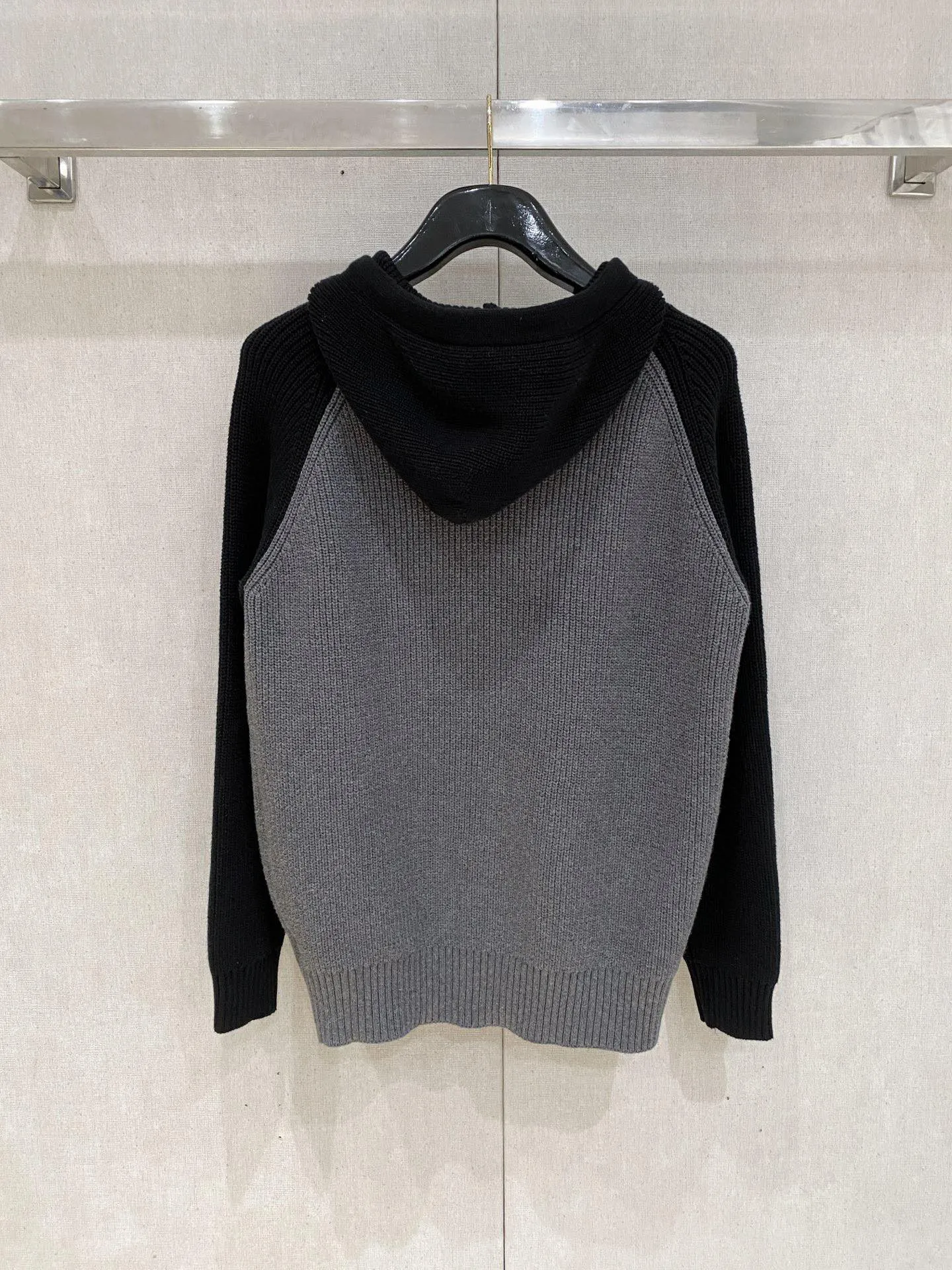 🅿️540 【DIOR】Autumn and winter classic cardigan sweater, in full condition! ! ! Wool blended fabric, the latest model in 2025, golden ratio! ! Slim-fitting soft gold, versatile and practical item, the combination and practicality are extremely powerful, simple and elegant, and classy! To create your own style, it is highly recommended to buy it in two colors. The standard slim fit tailoring process is suitable for both young and old men. It is knitted from wool and will not cause any discomfort! While keeping warm, it is stylish, textured and wearable, and the classic logo with contrasting colors on the chest feels in place! ! Recommended for regular customers! ! Size M-3XL (maximum wear: 190 pounds)