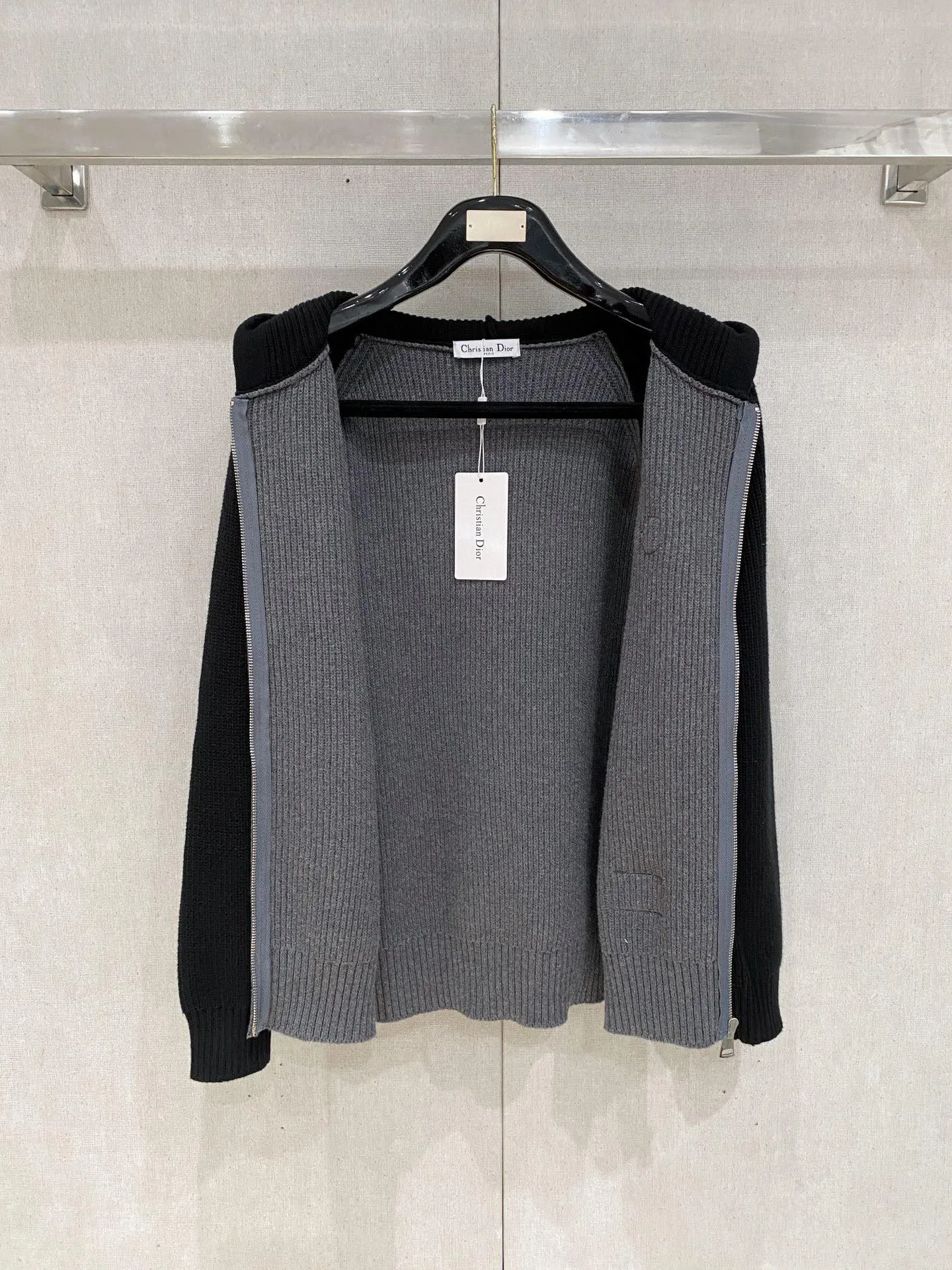 🅿️540 【DIOR】Autumn and winter classic cardigan sweater, in full condition! ! ! Wool blended fabric, the latest model in 2025, golden ratio! ! Slim-fitting soft gold, versatile and practical item, the combination and practicality are extremely powerful, simple and elegant, and classy! To create your own style, it is highly recommended to buy it in two colors. The standard slim fit tailoring process is suitable for both young and old men. It is knitted from wool and will not cause any discomfort! While keeping warm, it is stylish, textured and wearable, and the classic logo with contrasting colors on the chest feels in place! ! Recommended for regular customers! ! Size M-3XL (maximum wear: 190 pounds)