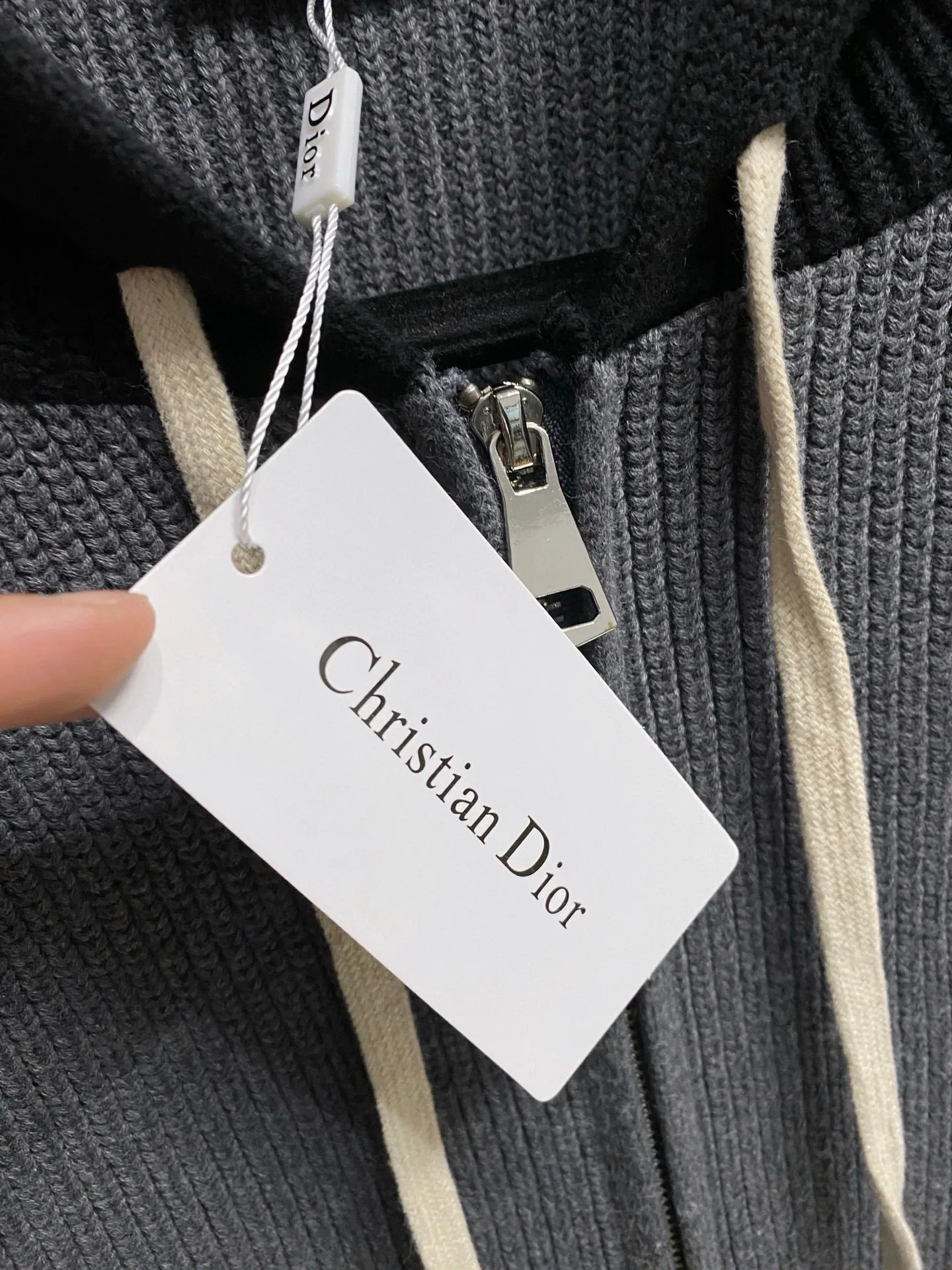 🅿️540 【DIOR】Autumn and winter classic cardigan sweater, in full condition! ! ! Wool blended fabric, the latest model in 2025, golden ratio! ! Slim-fitting soft gold, versatile and practical item, the combination and practicality are extremely powerful, simple and elegant, and classy! To create your own style, it is highly recommended to buy it in two colors. The standard slim fit tailoring process is suitable for both young and old men. It is knitted from wool and will not cause any discomfort! While keeping warm, it is stylish, textured and wearable, and the classic logo with contrasting colors on the chest feels in place! ! Recommended for regular customers! ! Size M-3XL (maximum wear: 190 pounds)