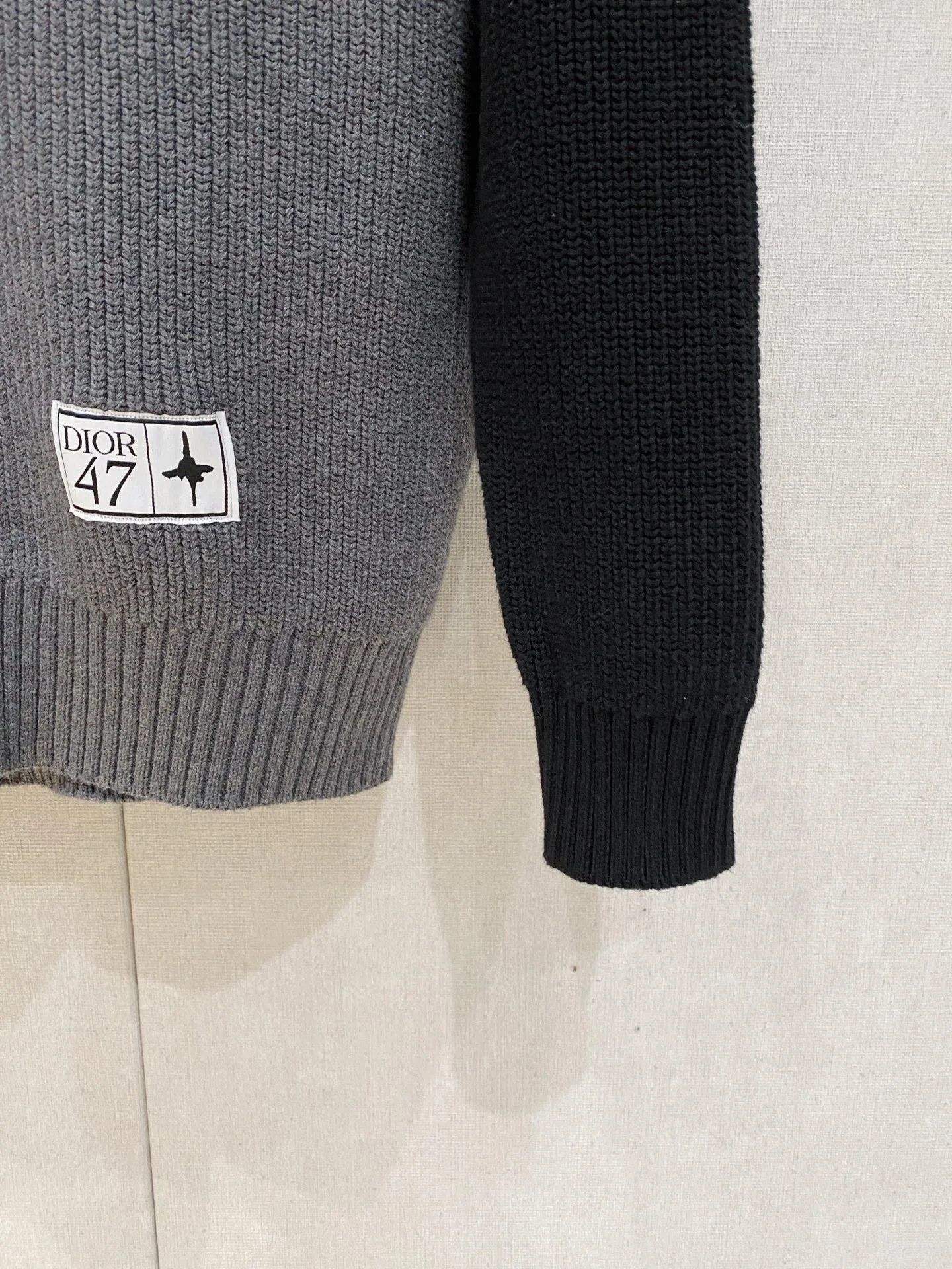 🅿️540 【DIOR】Autumn and winter classic cardigan sweater, in full condition! ! ! Wool blended fabric, the latest model in 2025, golden ratio! ! Slim-fitting soft gold, versatile and practical item, the combination and practicality are extremely powerful, simple and elegant, and classy! To create your own style, it is highly recommended to buy it in two colors. The standard slim fit tailoring process is suitable for both young and old men. It is knitted from wool and will not cause any discomfort! While keeping warm, it is stylish, textured and wearable, and the classic logo with contrasting colors on the chest feels in place! ! Recommended for regular customers! ! Size M-3XL (maximum wear: 190 pounds)